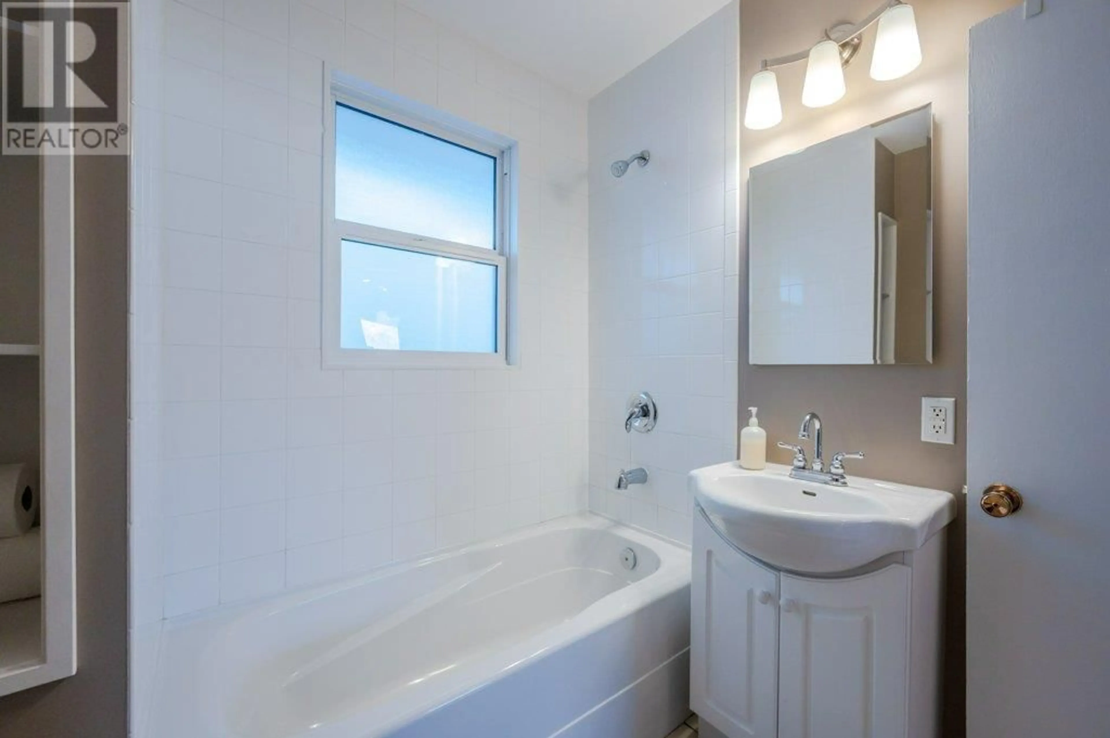 Standard bathroom, ceramic/tile floor for 413 HANSEN Street, Penticton British Columbia V2A5S3