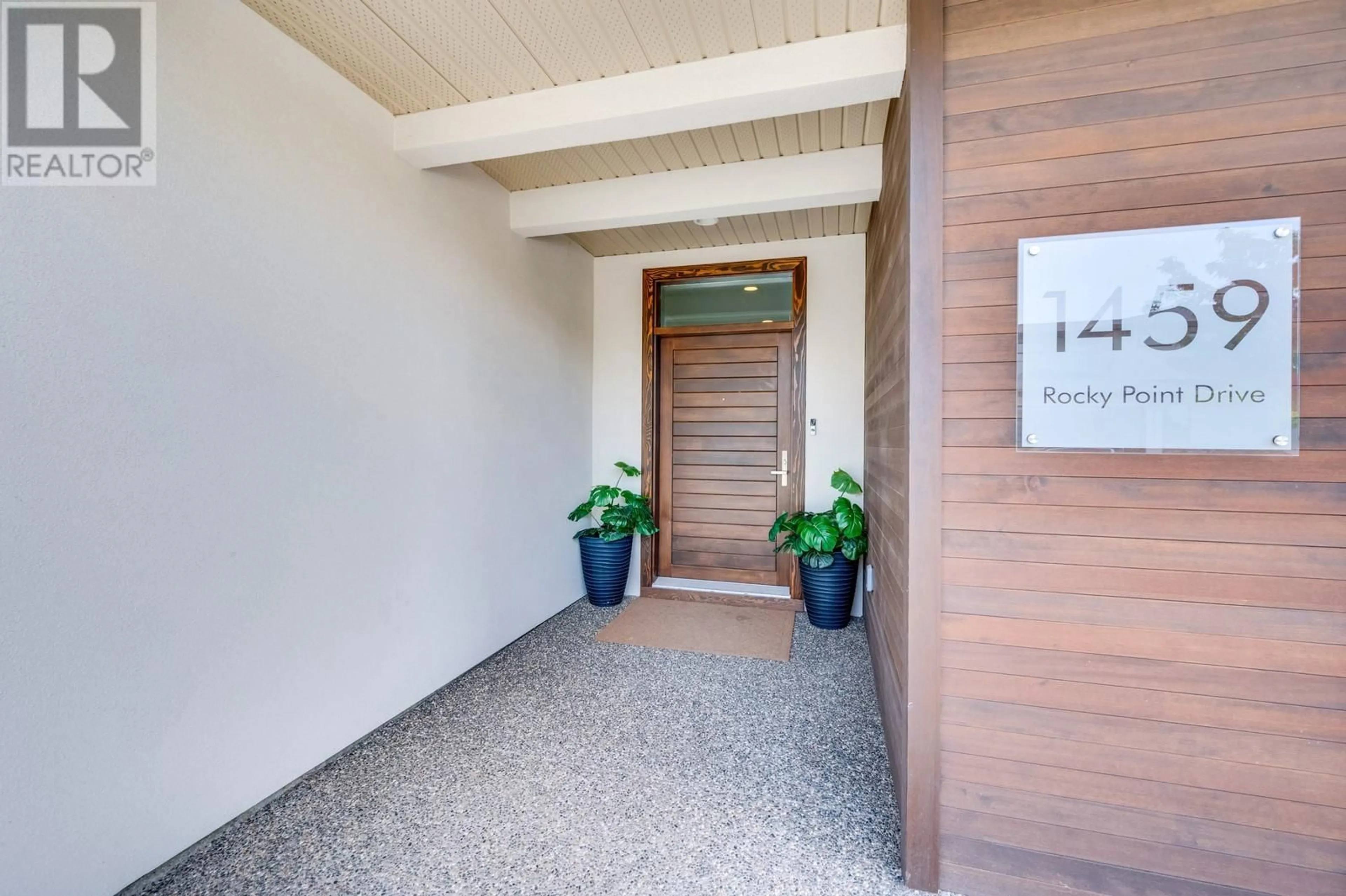 Indoor entryway for 1459 Rocky Point Drive, Kelowna British Columbia V1V3E3