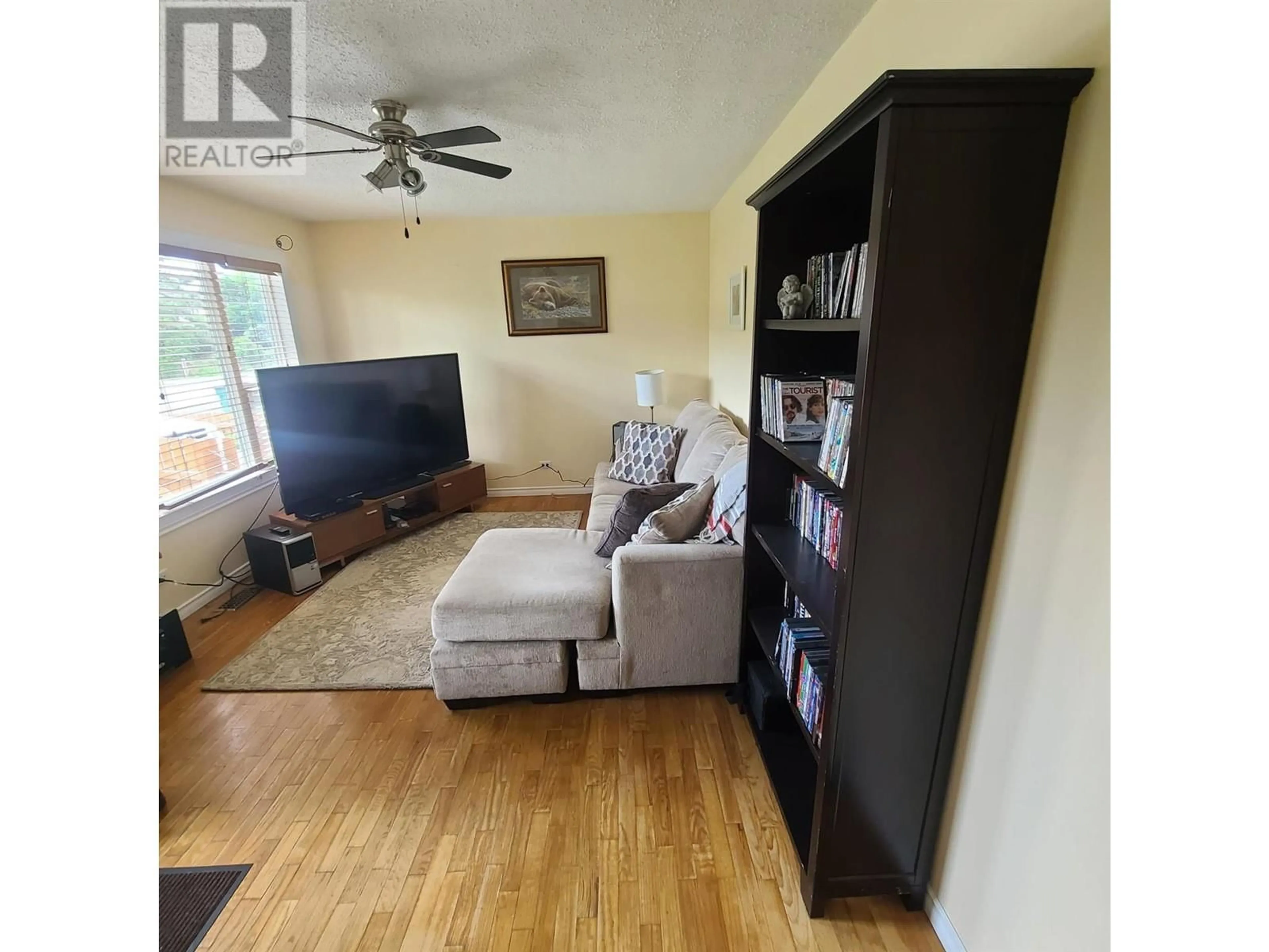 Living room with furniture, wood/laminate floor for 350 CAMPBELL Avenue, Kamloops British Columbia V2B3R7