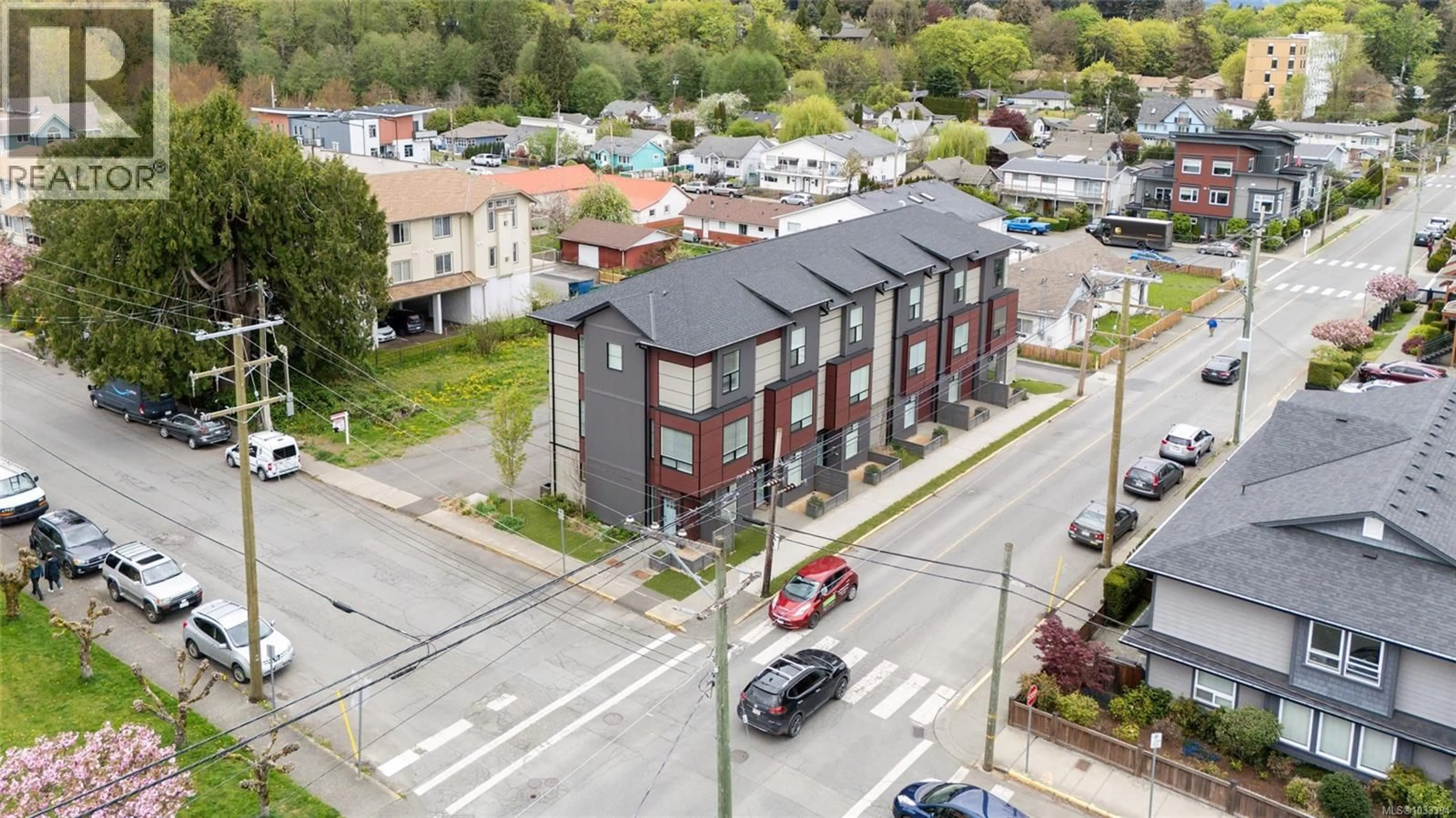 A pic from outside/outdoor area/front of a property/back of a property/a pic from drone, street for 1 - 545 JUBILEE STREET, Duncan British Columbia V9L1X3