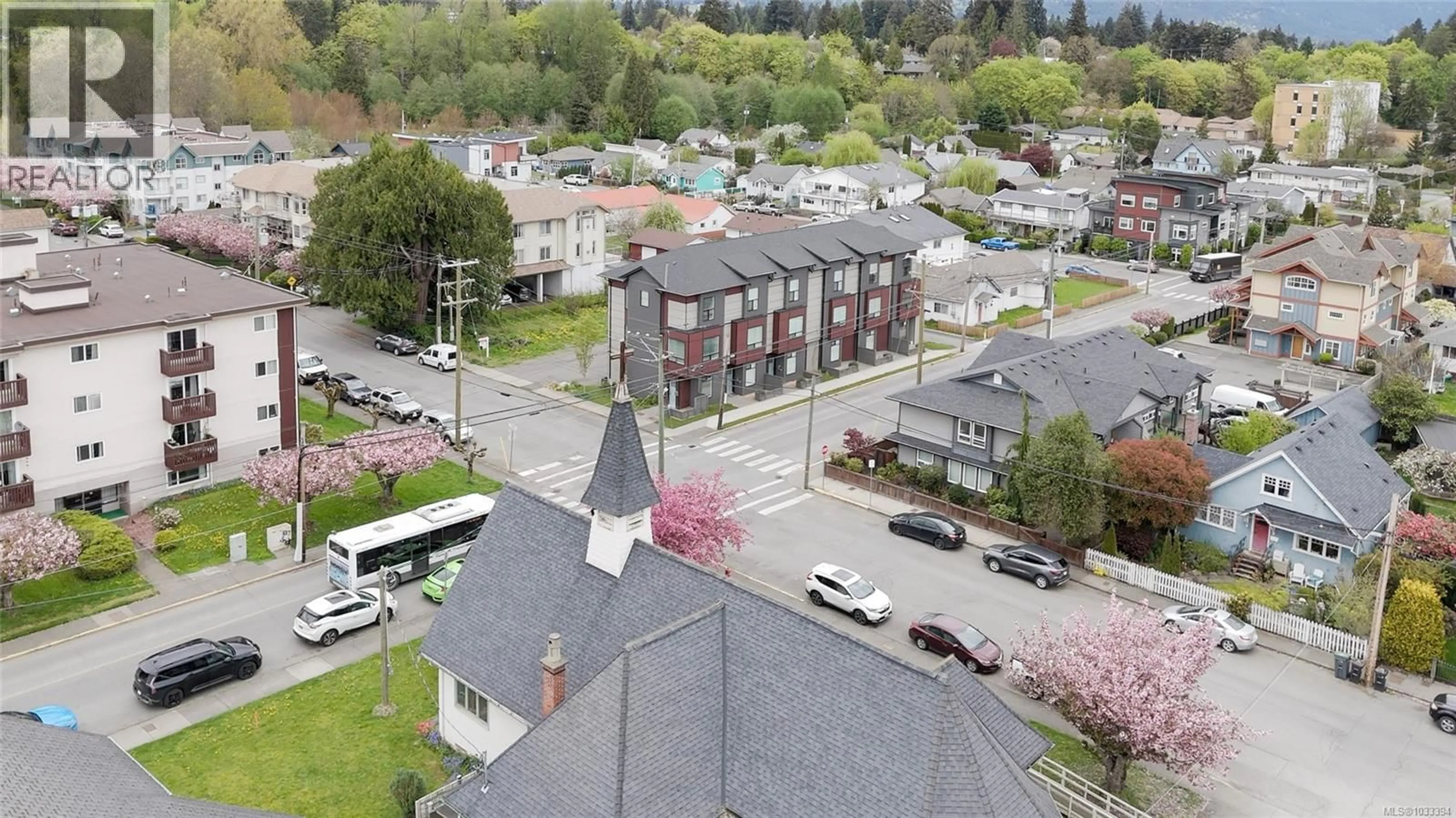 A pic from outside/outdoor area/front of a property/back of a property/a pic from drone, street for 1 - 545 JUBILEE STREET, Duncan British Columbia V9L1X3
