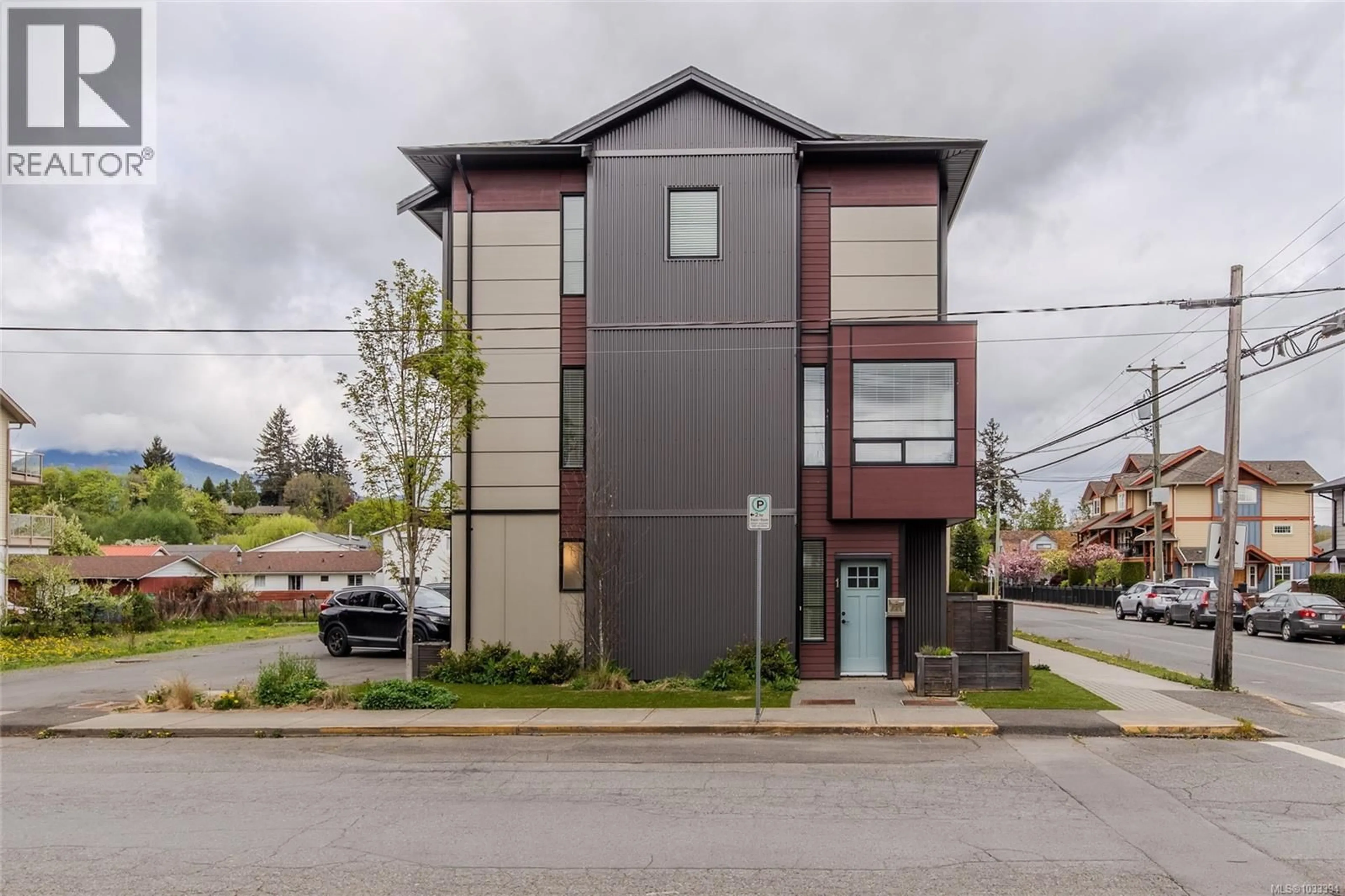Home with vinyl exterior material, street for 1 - 545 JUBILEE STREET, Duncan British Columbia V9L1X3