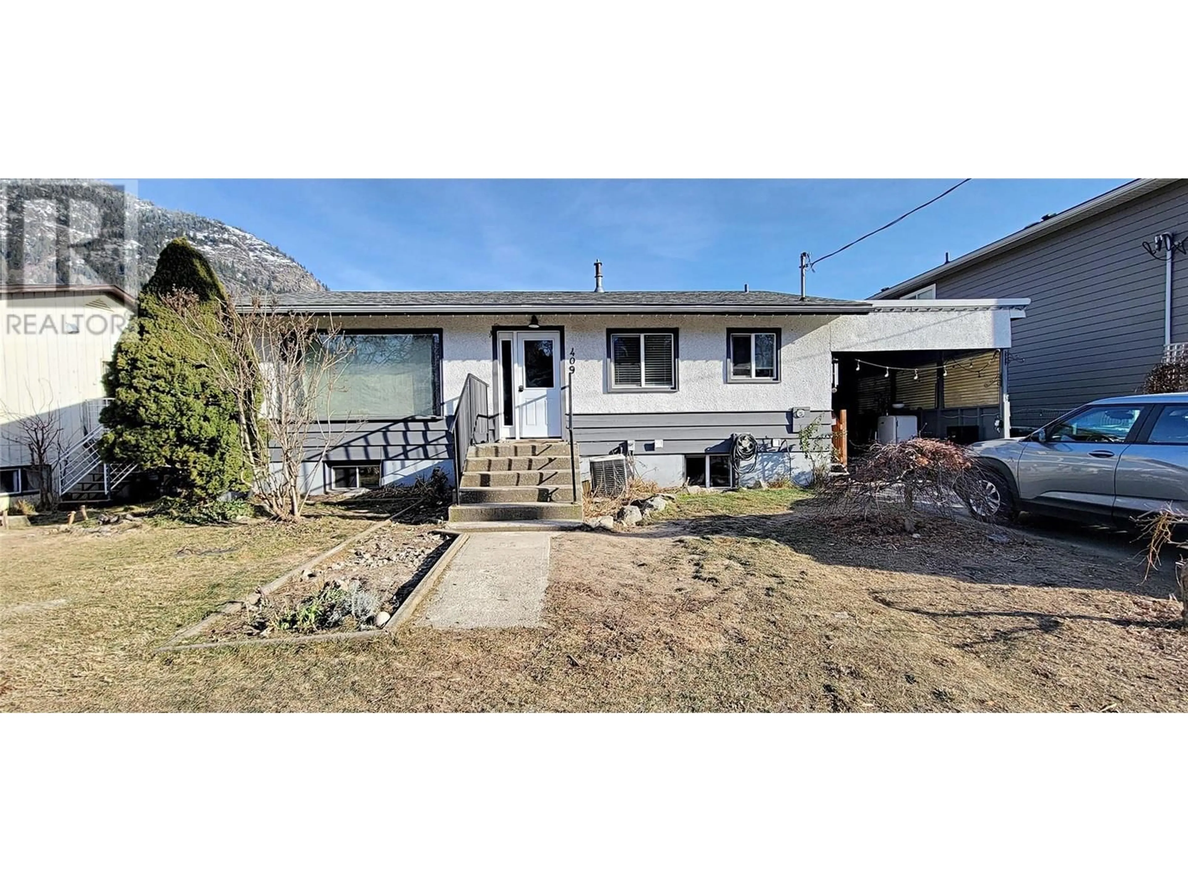 A pic from outside/outdoor area/front of a property/back of a property/a pic from drone, street for 409 5TH Avenue, Castlegar British Columbia V1N1V9