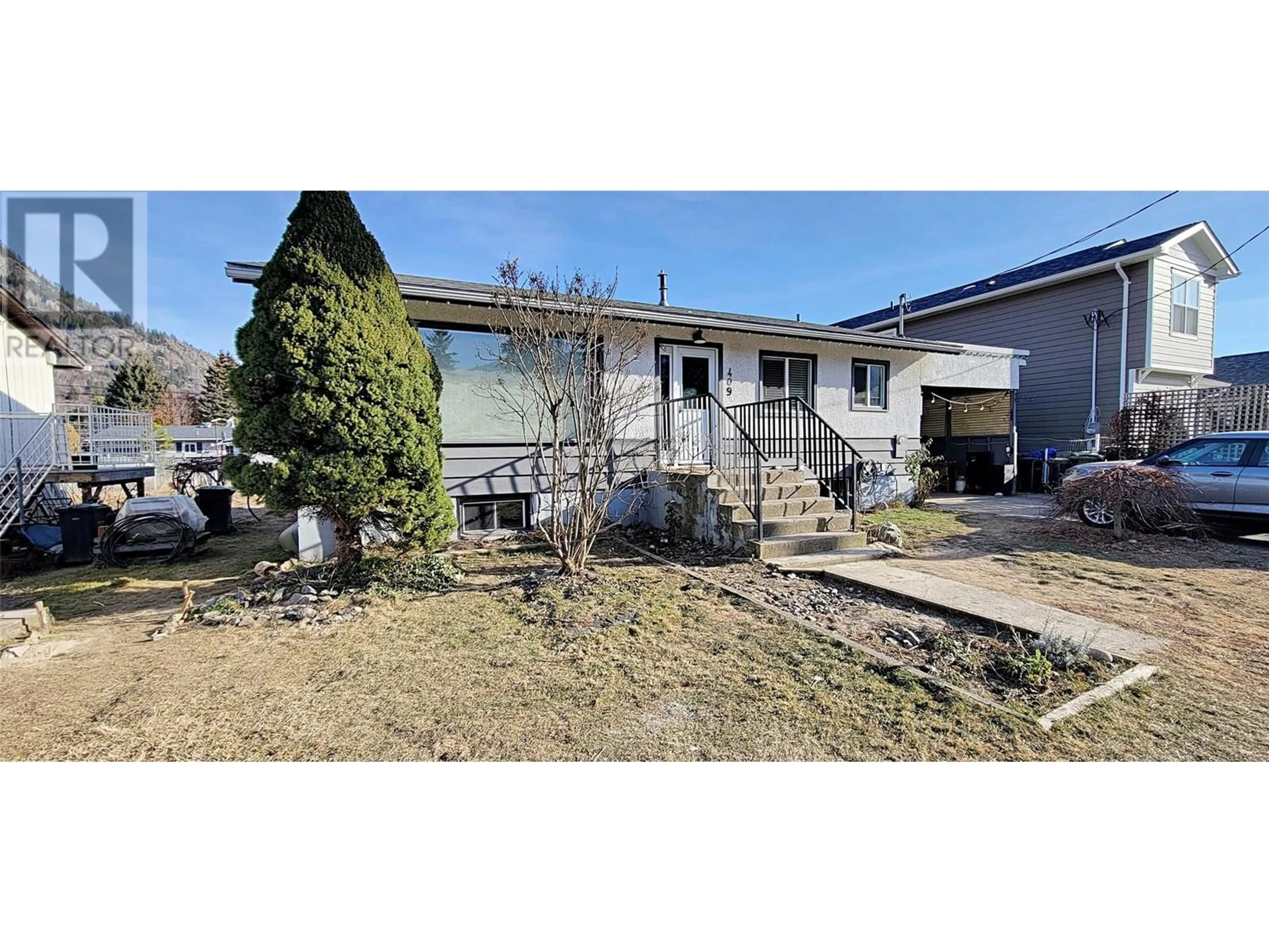 A pic from outside/outdoor area/front of a property/back of a property/a pic from drone, street for 409 5TH Avenue, Castlegar British Columbia V1N1V9