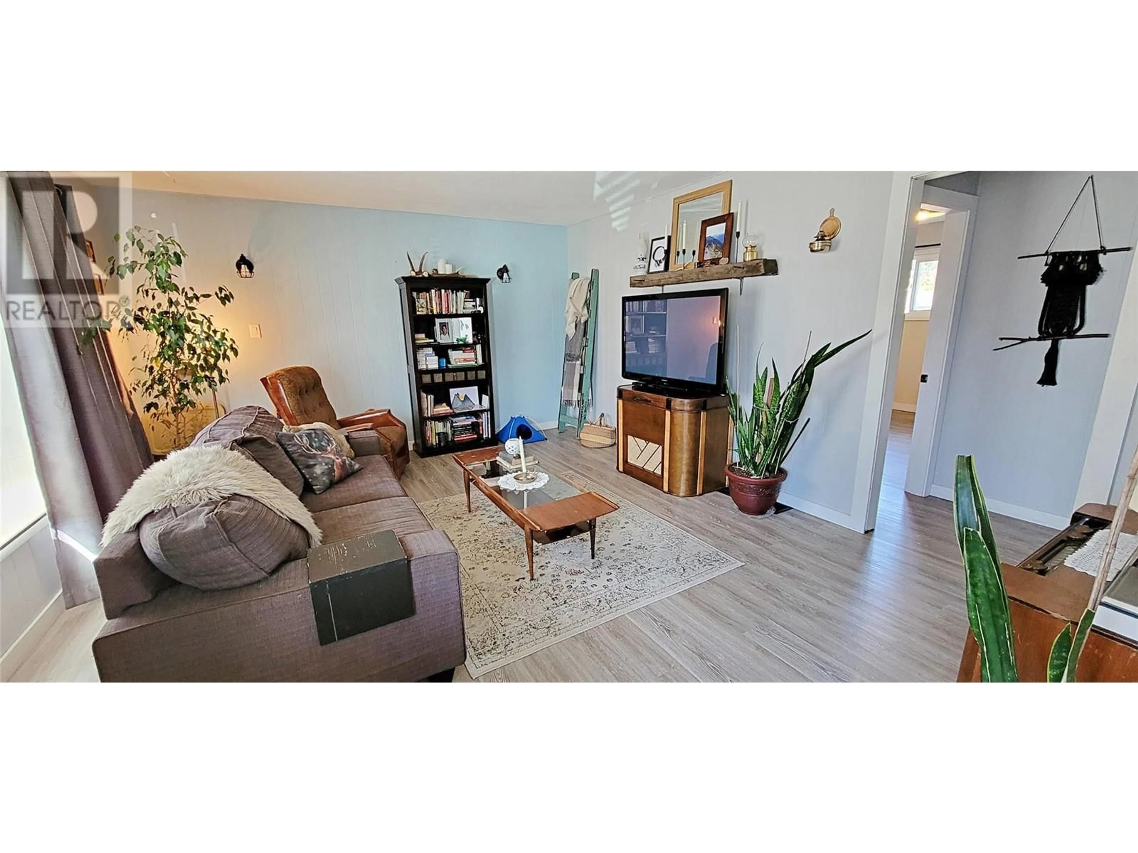 Living room with furniture, unknown for 409 5TH Avenue, Castlegar British Columbia V1N1V9