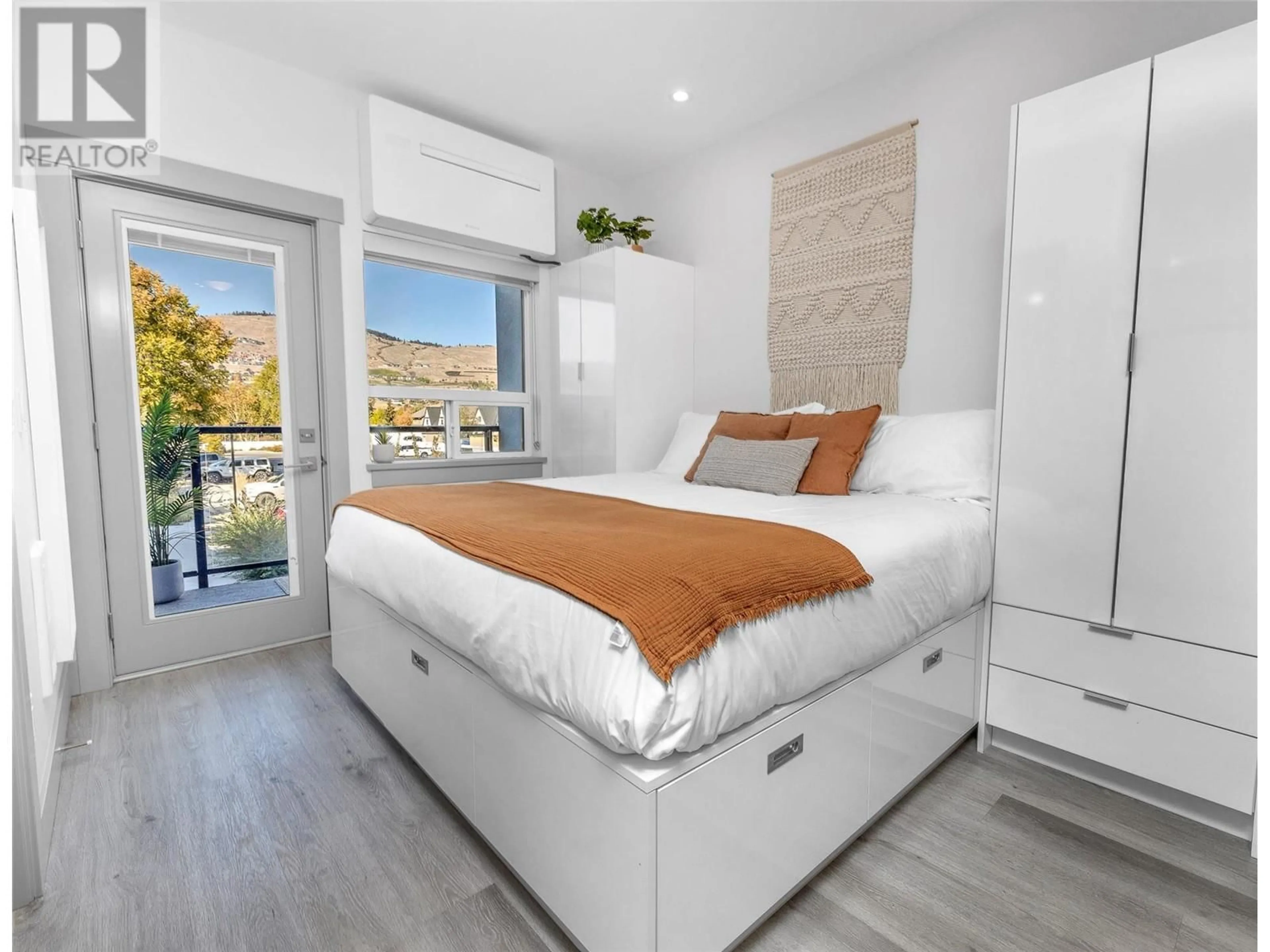 Bedroom with bed, unknown for 211 - 2555 LAKESHORE ROAD, Vernon British Columbia V1H0A4