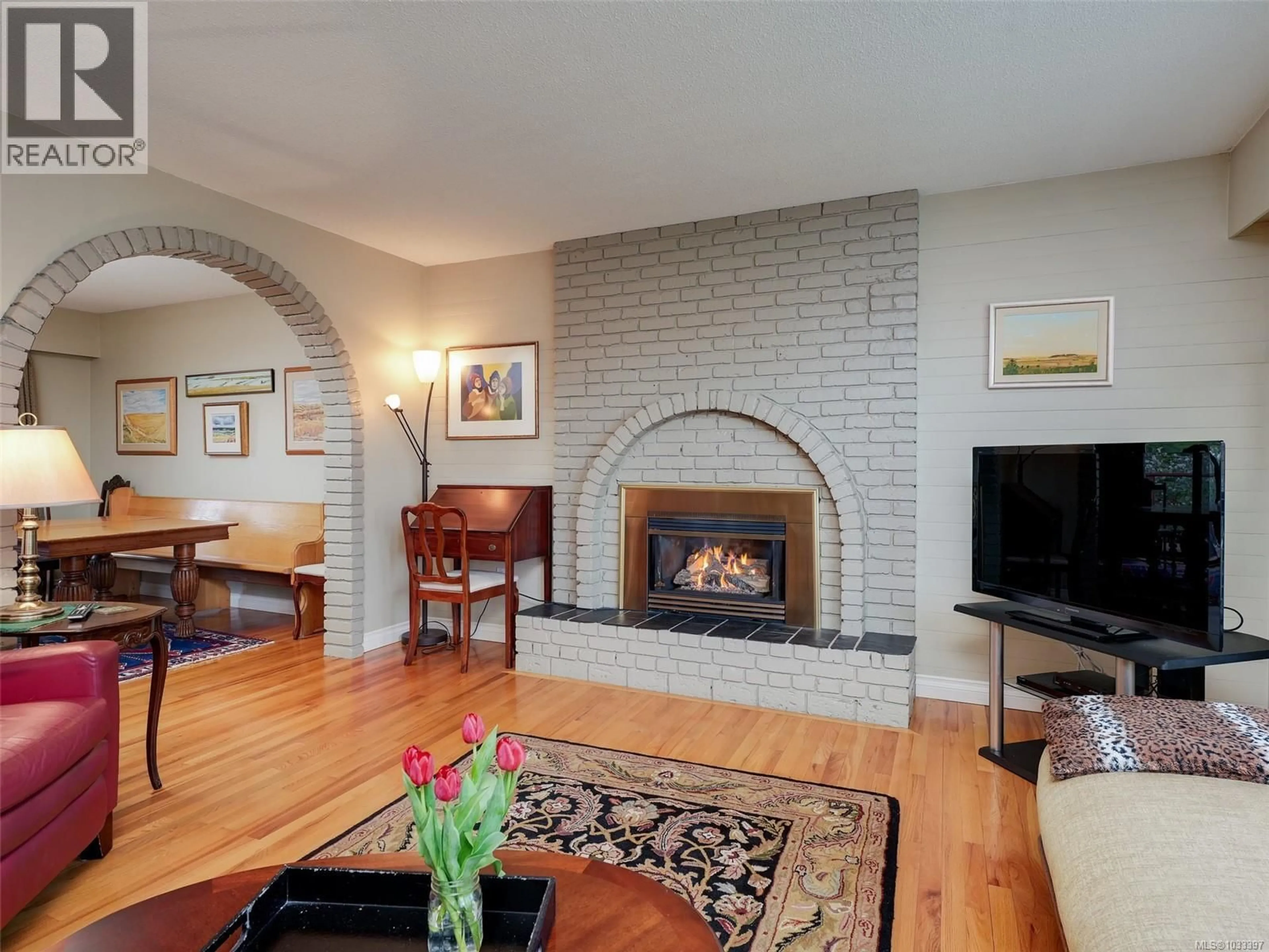 Living room with furniture, unknown for 3904 LEXINGTON AVENUE, Saanich British Columbia V8N5K7