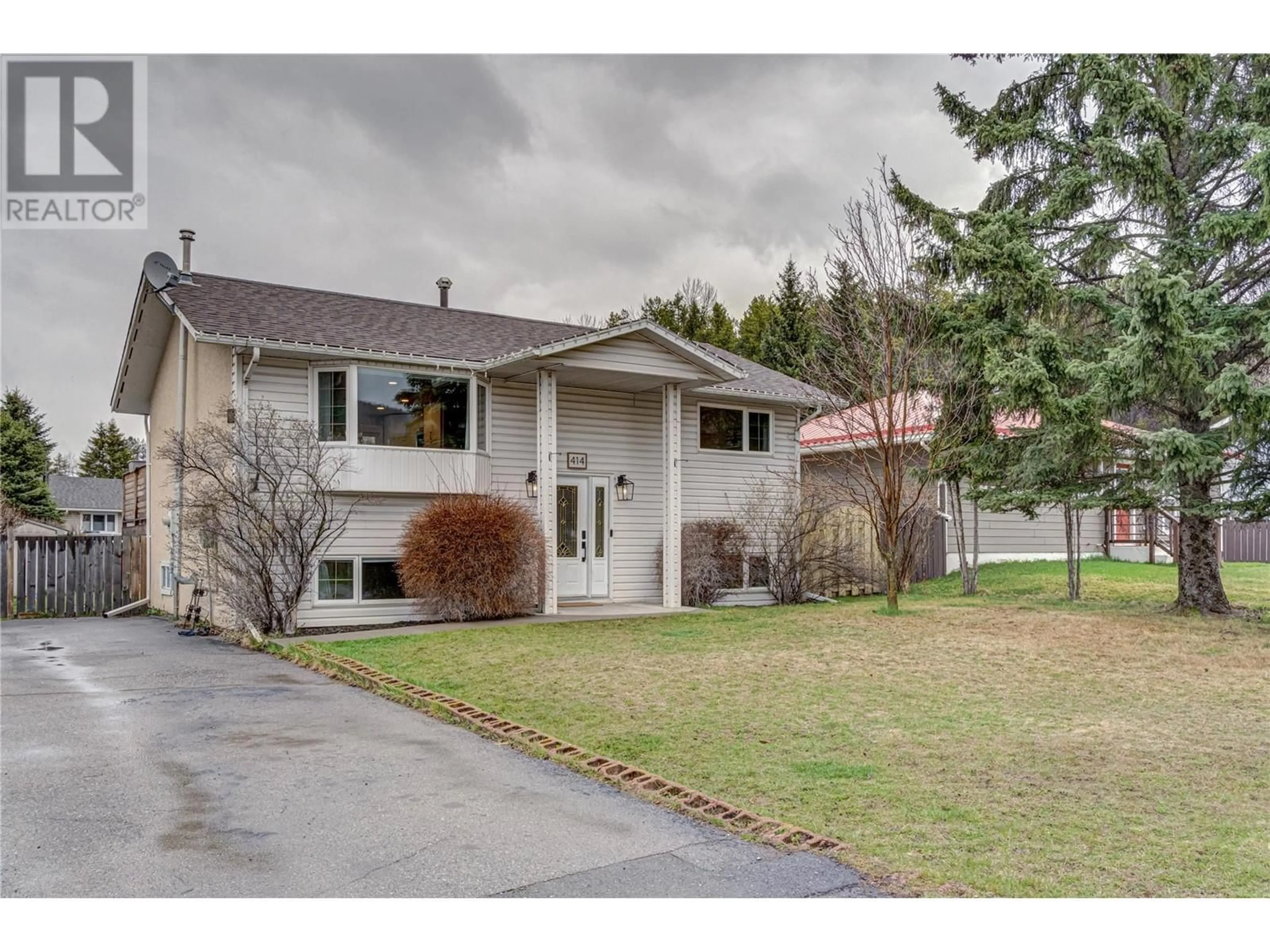 Home with vinyl exterior material, street for 414 White Birch Crescent, Sparwood British Columbia V0B2G0