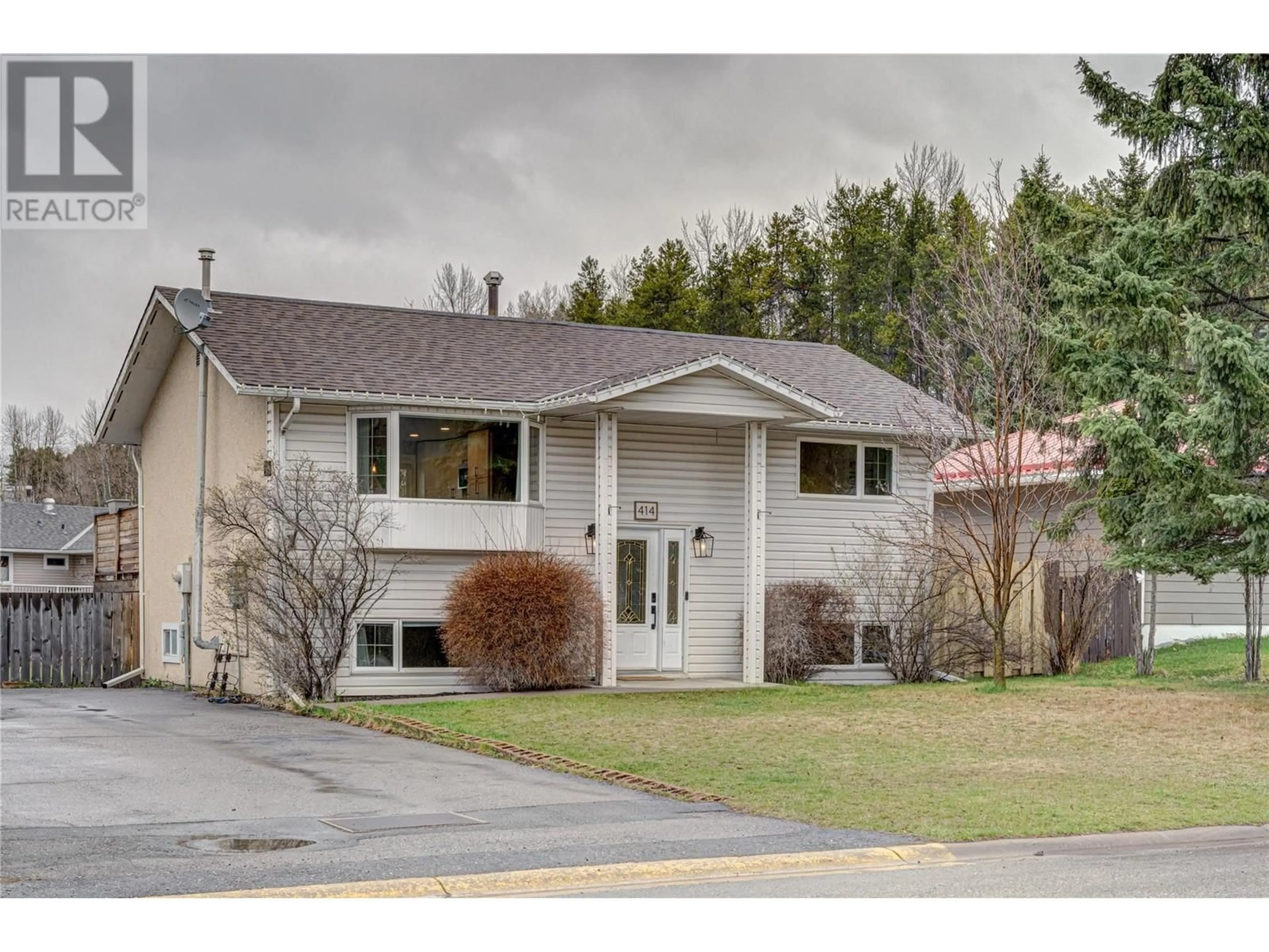 Home with vinyl exterior material, street for 414 White Birch Crescent, Sparwood British Columbia V0B2G0