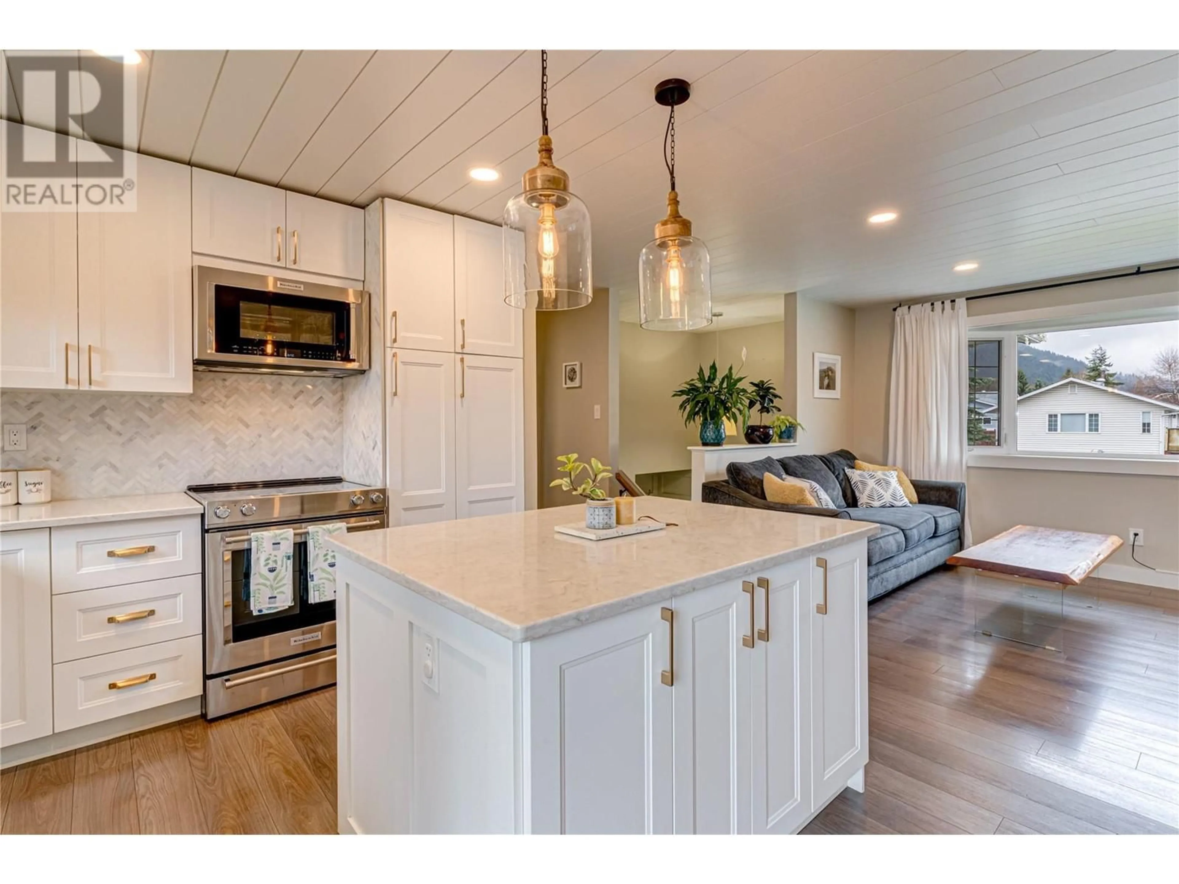 Open concept kitchen, unknown for 414 White Birch Crescent, Sparwood British Columbia V0B2G0