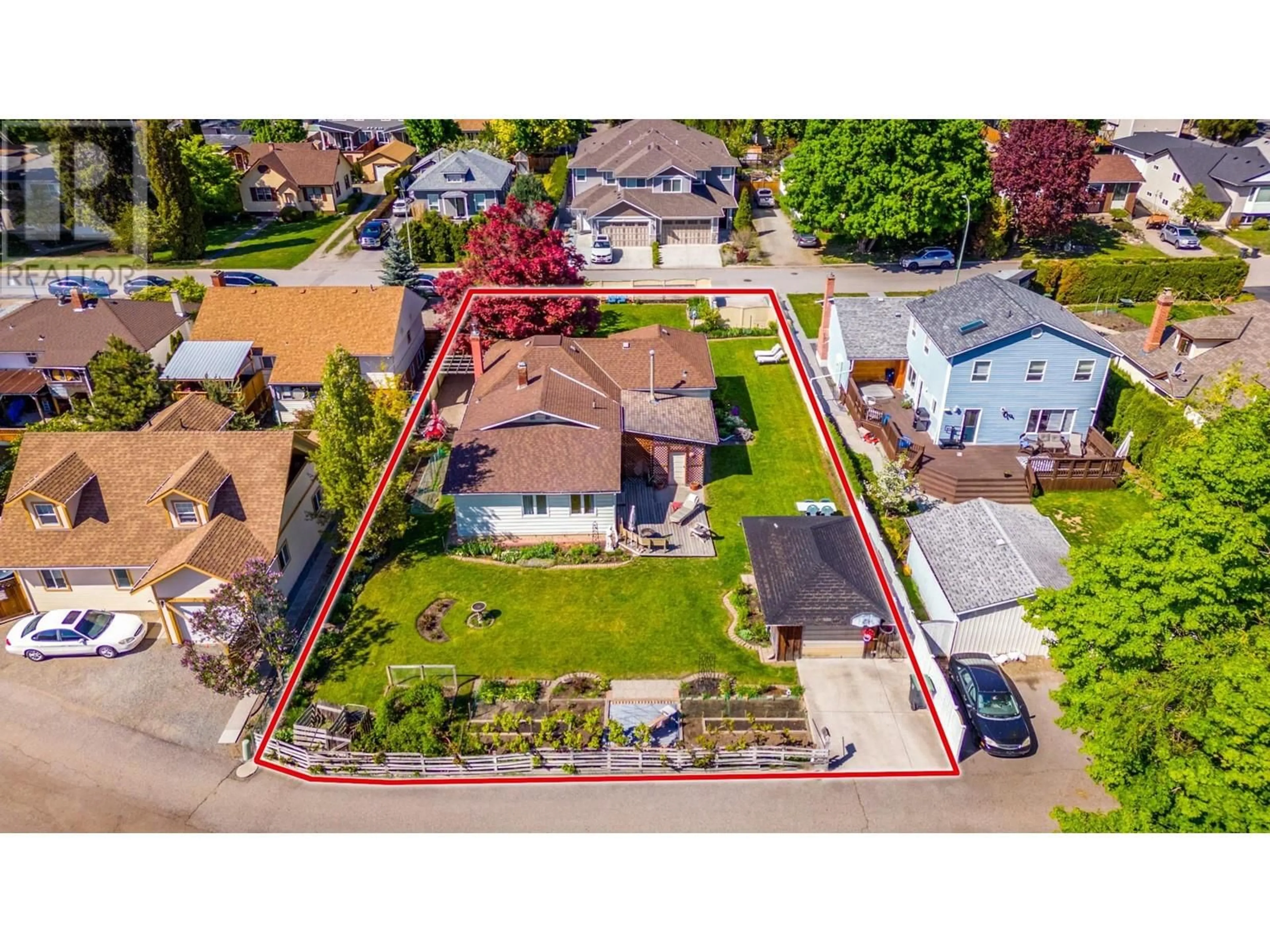 A pic from outside/outdoor area/front of a property/back of a property/a pic from drone, street for 607 GLENWOOD AVENUE, Kelowna British Columbia V1Y5M2