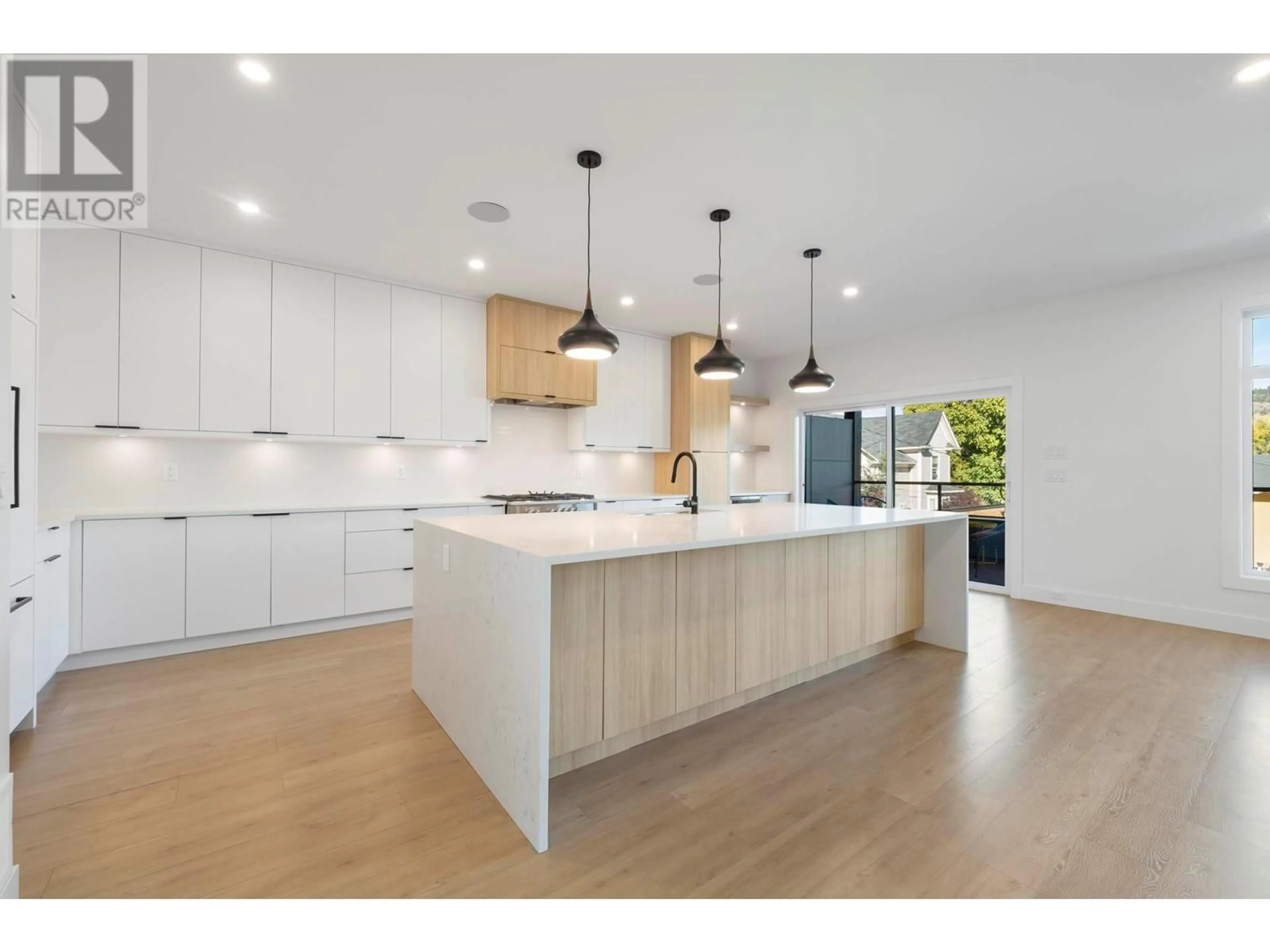 Open concept kitchen, wood/laminate floor for 1 - 1450 ETHEL STREET, Kelowna British Columbia V1Y2X7