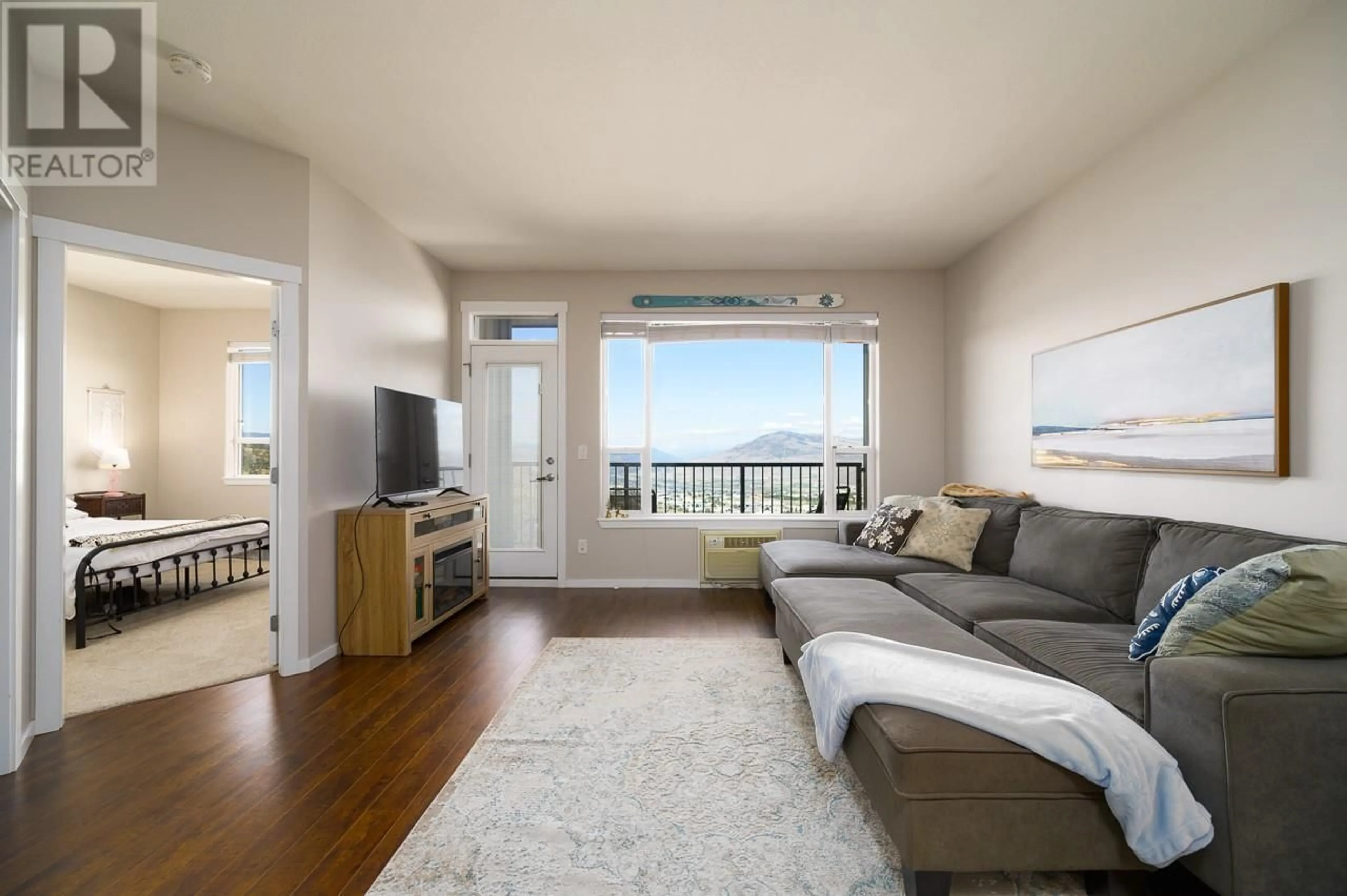 Living room with furniture, wood/laminate floor for 410 - 1200 HARRISON PLACE, Kamloops British Columbia V1S1M1