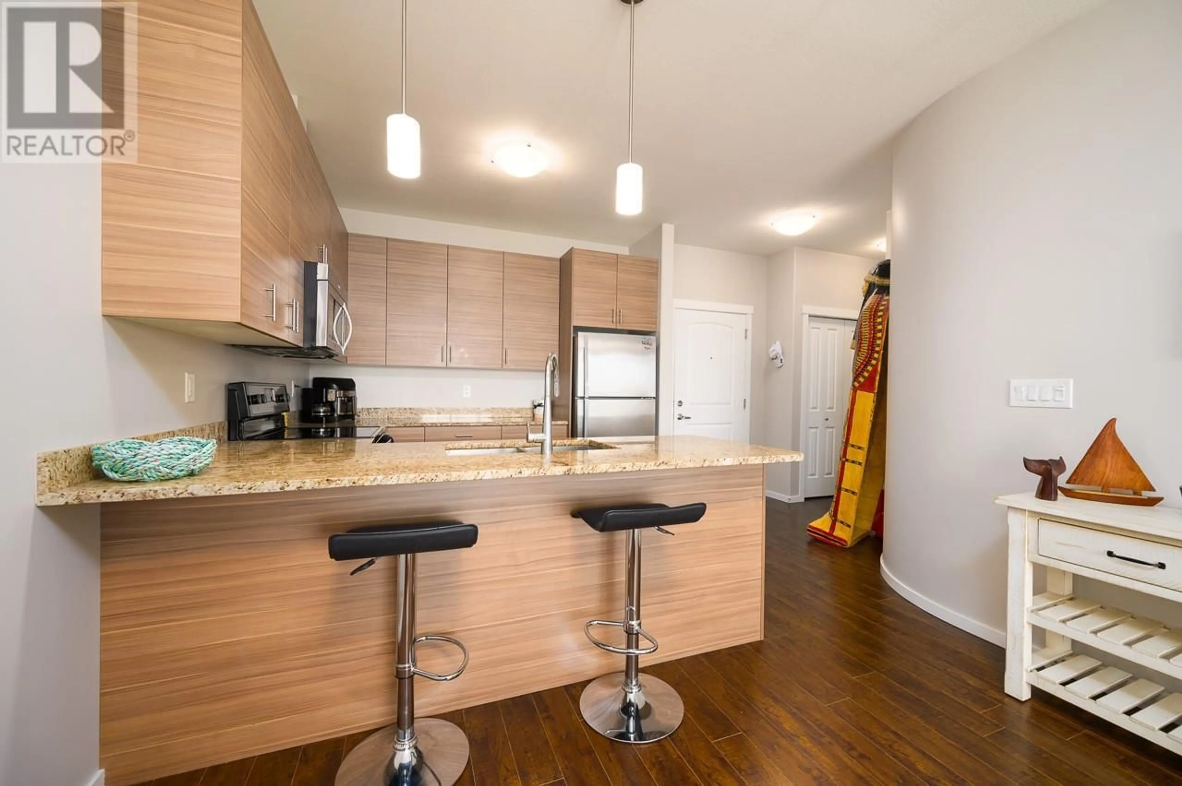 Open concept kitchen, wood/laminate floor for 410 - 1200 HARRISON PLACE, Kamloops British Columbia V1S1M1