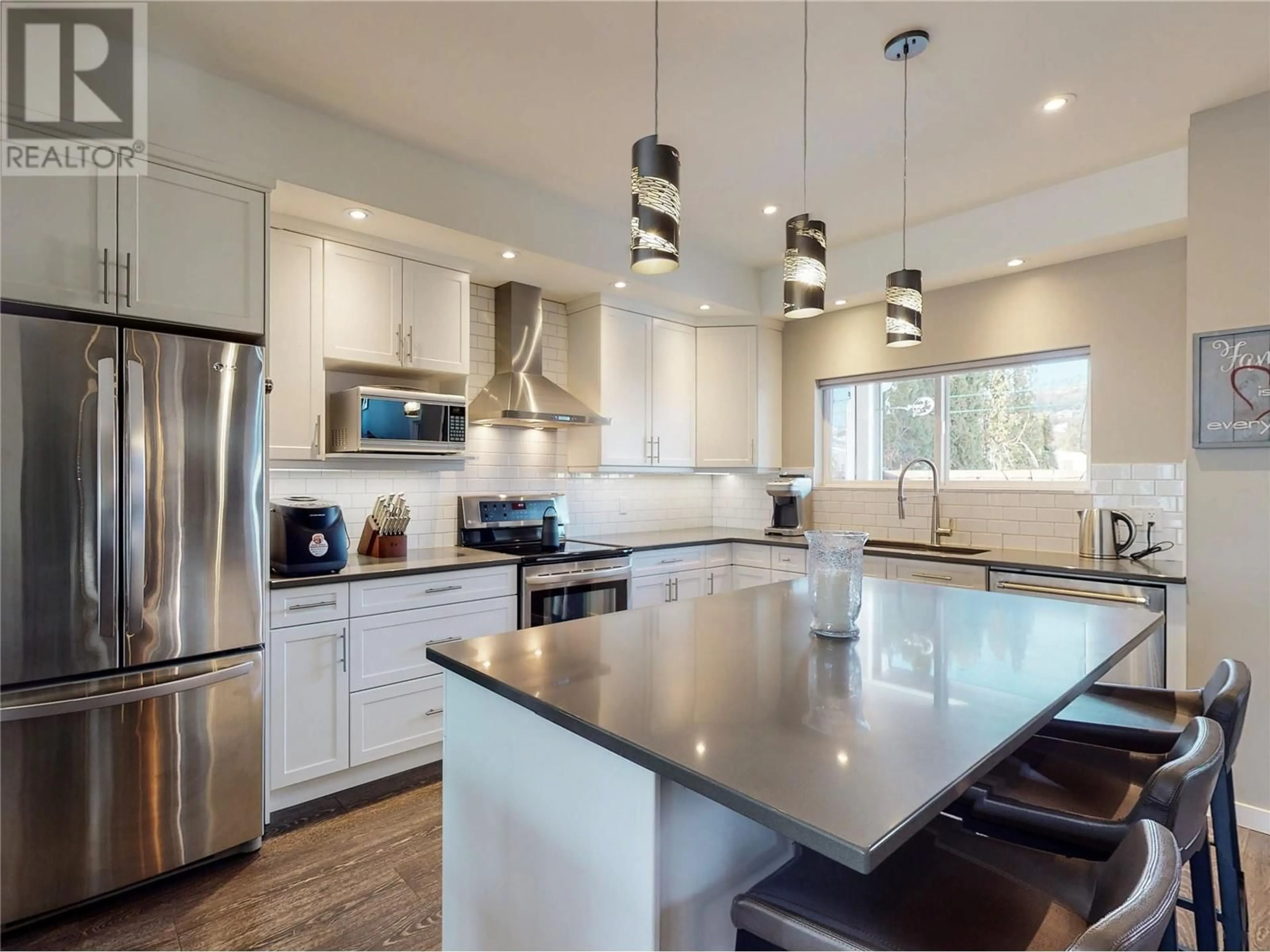 Contemporary kitchen, unknown for 12264 SAUNDERS Crescent, Summerland British Columbia V0H1Z0