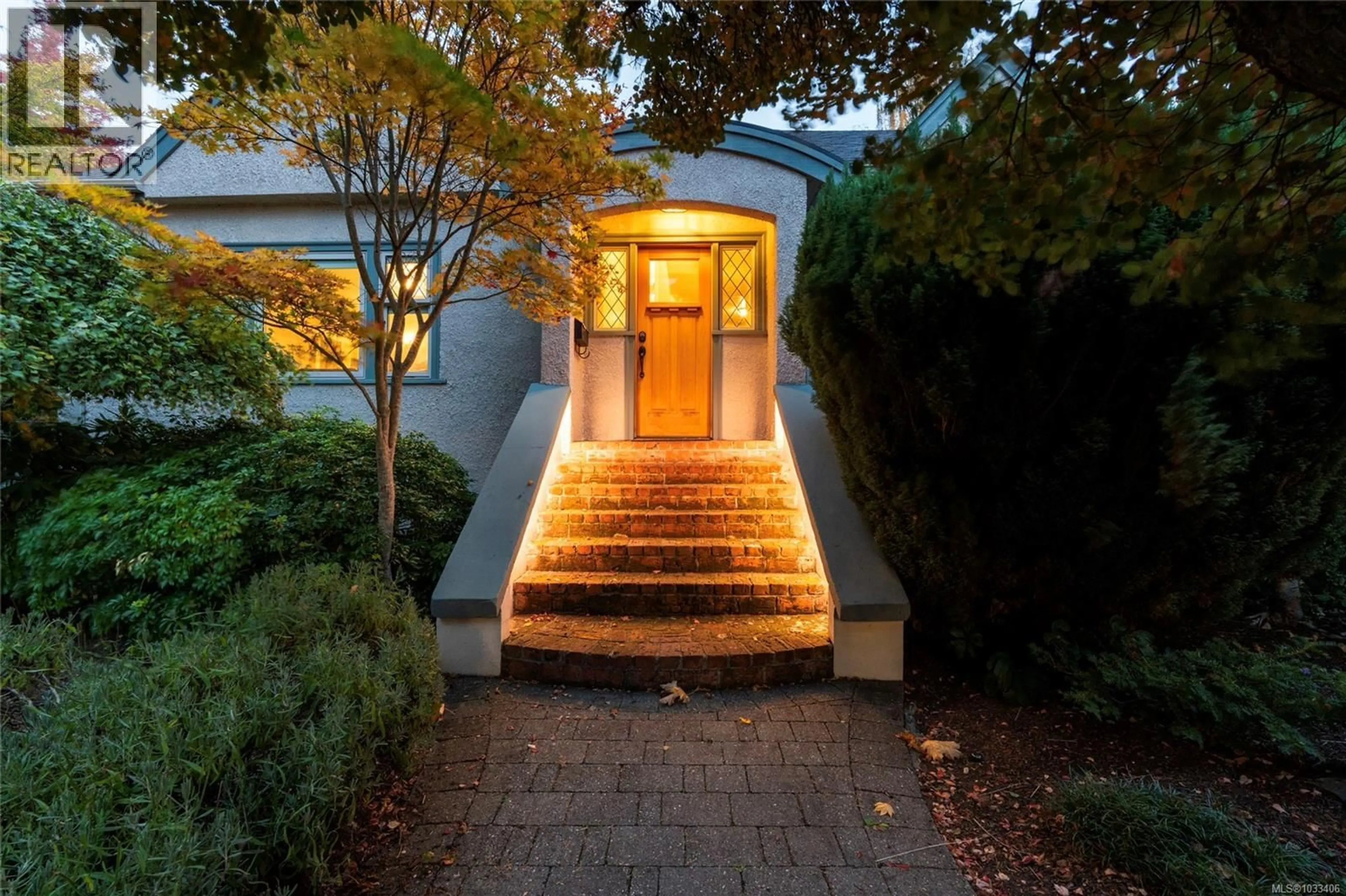 Stairs for 1690 ASH ROAD, Saanich British Columbia V8N2T5
