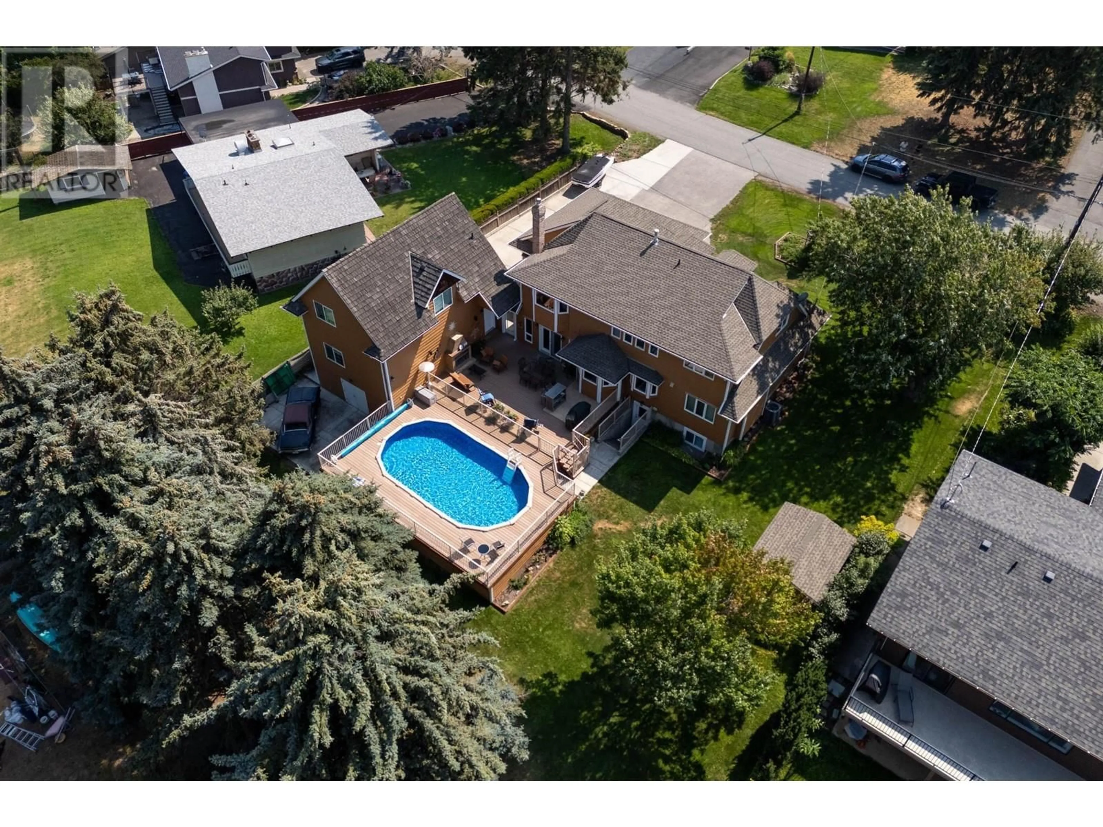 A pic from outside/outdoor area/front of a property/back of a property/a pic from drone, street for 2246 CRESCENT Drive, Kamloops British Columbia V2C4J6