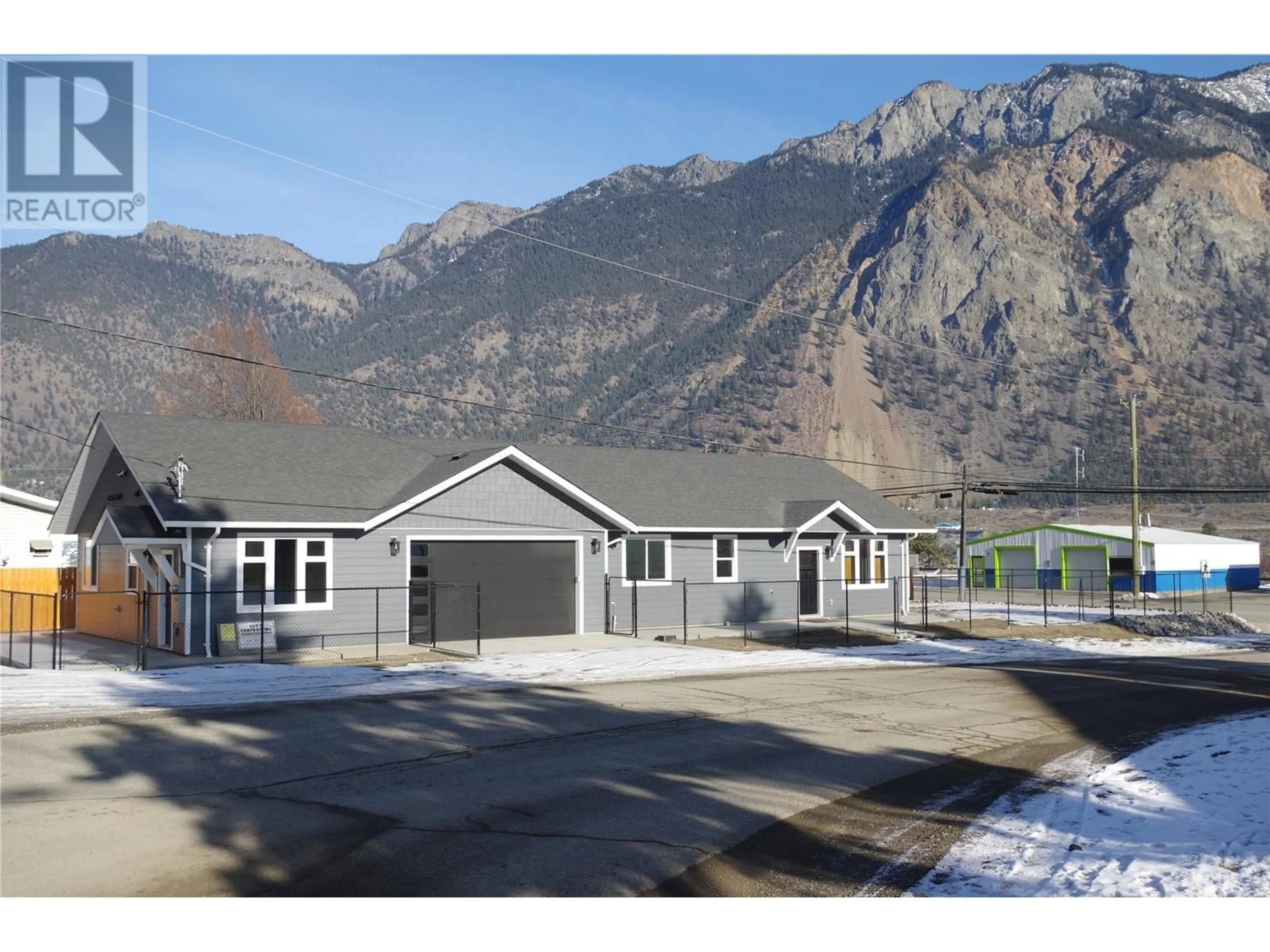 Home with vinyl exterior material, mountain view for Main Street Main Street Unit# 299, Lillooet British Columbia V0K1V0