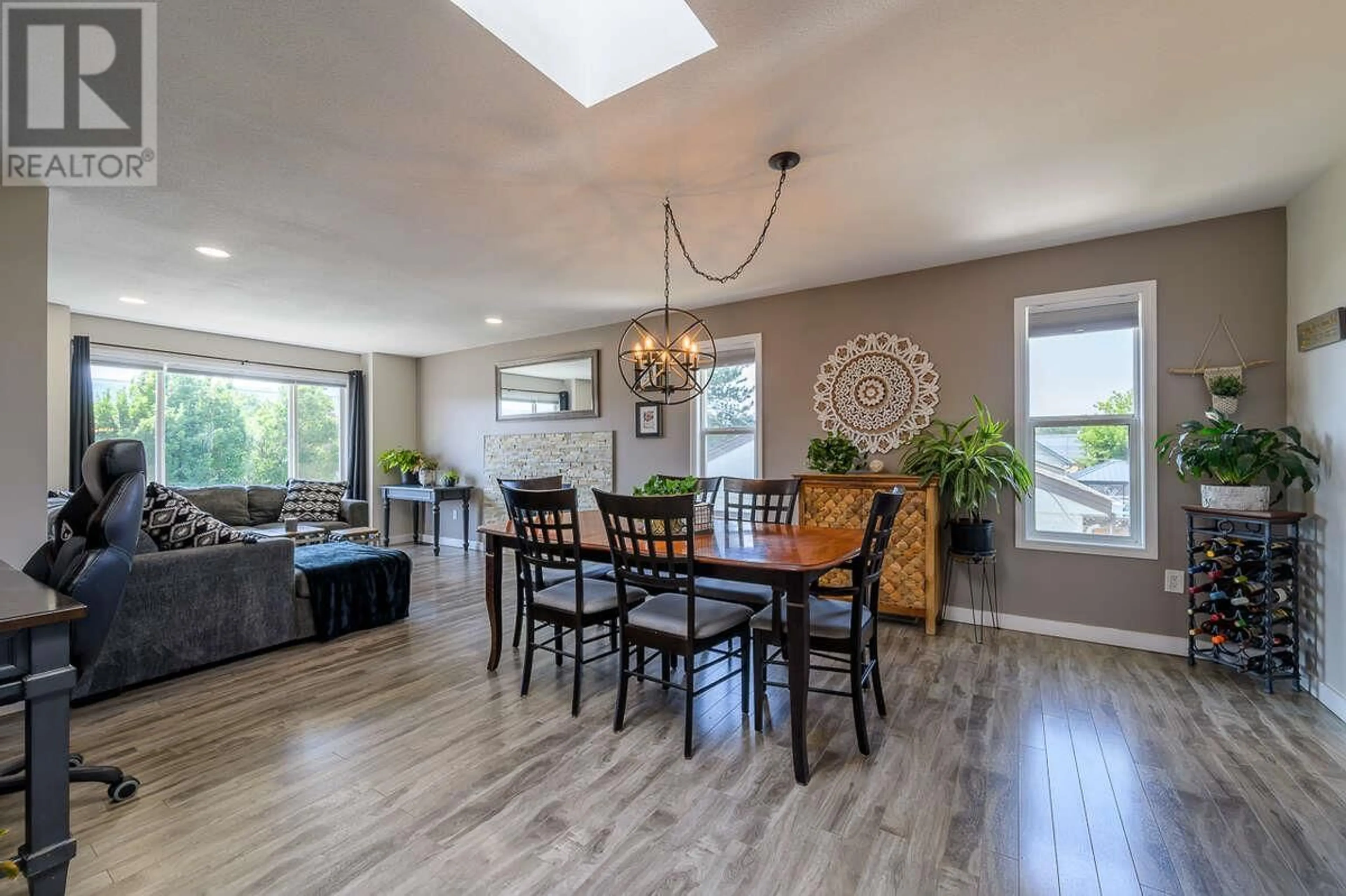 Dining room, wood/laminate floor for 1050 WESTMINSTER AVENUE, Kamloops British Columbia V2B1P2