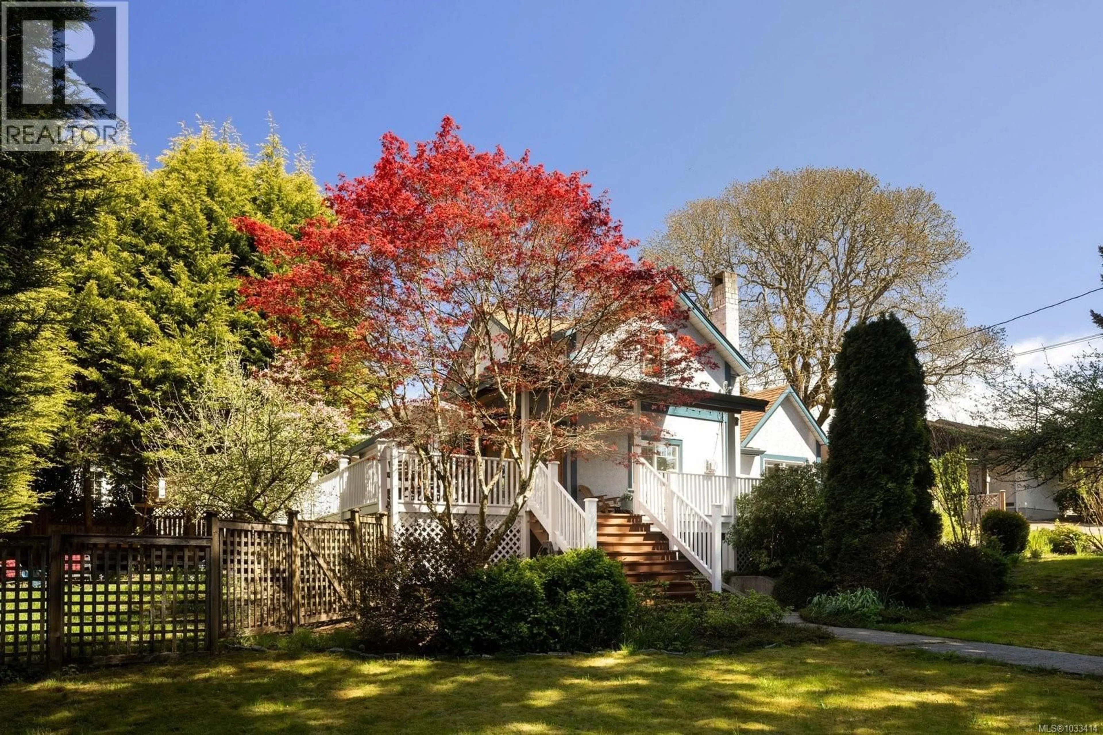 A pic from outside/outdoor area/front of a property/back of a property/a pic from drone, street for 706 LINDSAY STREET, Saanich British Columbia V8Z3E1