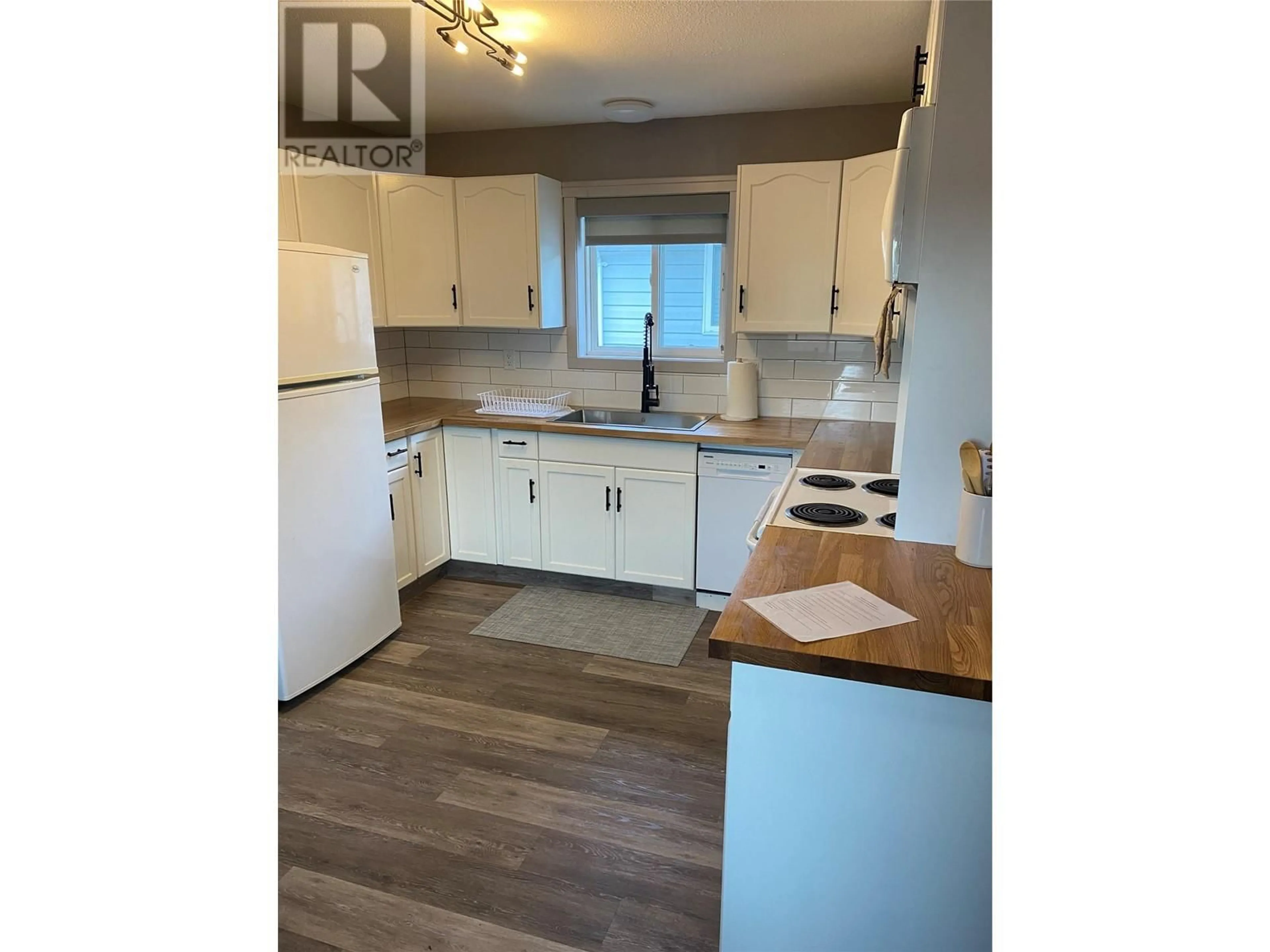 Standard kitchen, wood/laminate floor for 476 TENNIS STREET, Penticton British Columbia V2A5R3