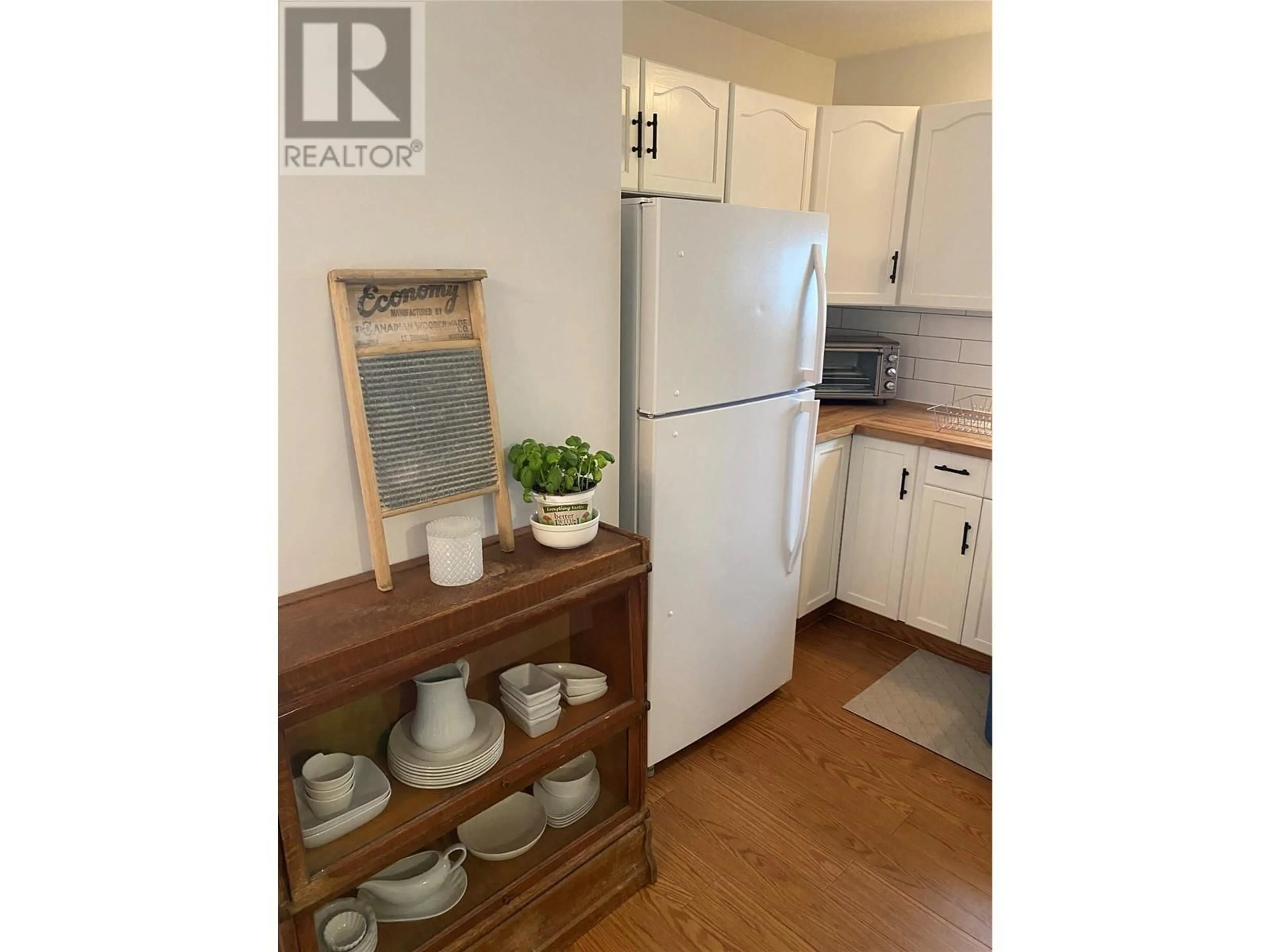 Standard kitchen, wood/laminate floor for 476 TENNIS STREET, Penticton British Columbia V2A5R3