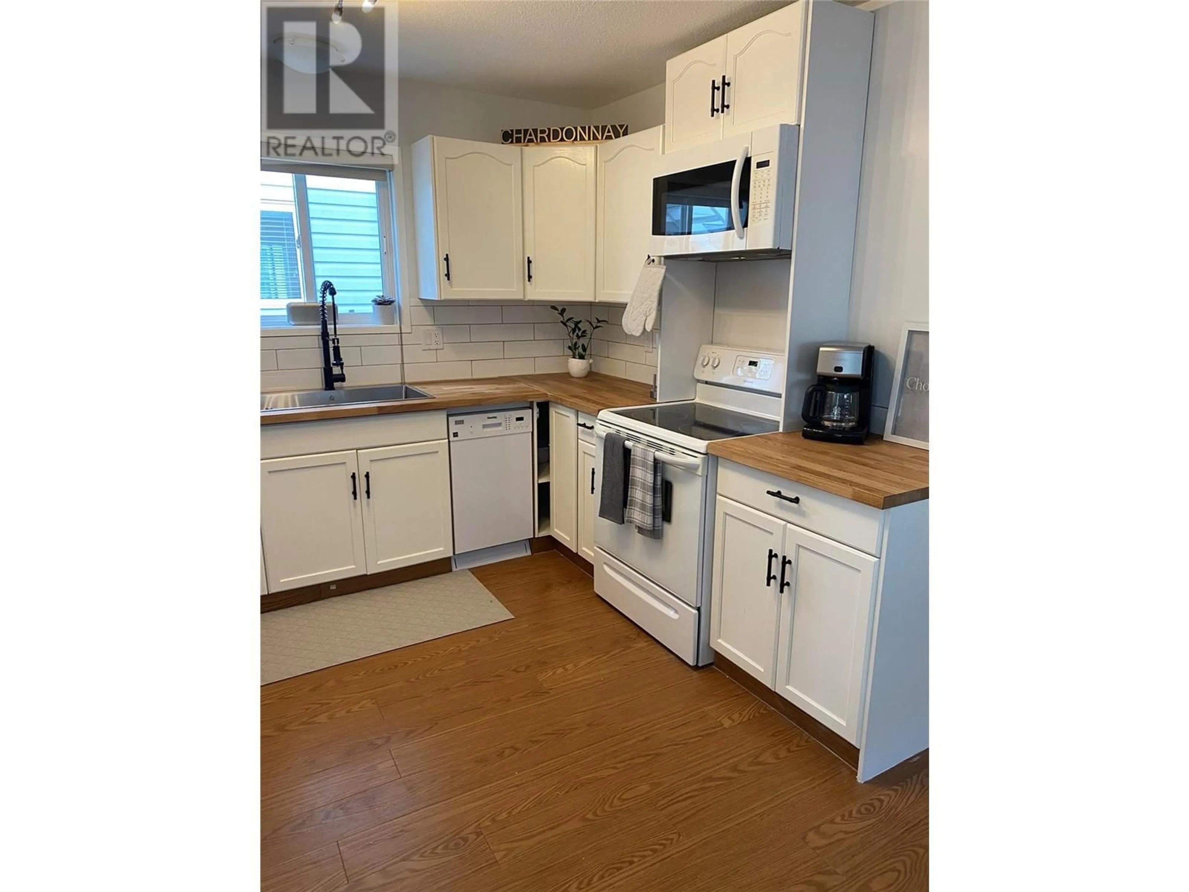 Standard kitchen, wood/laminate floor for 476 TENNIS Street, Penticton British Columbia V2A5R3