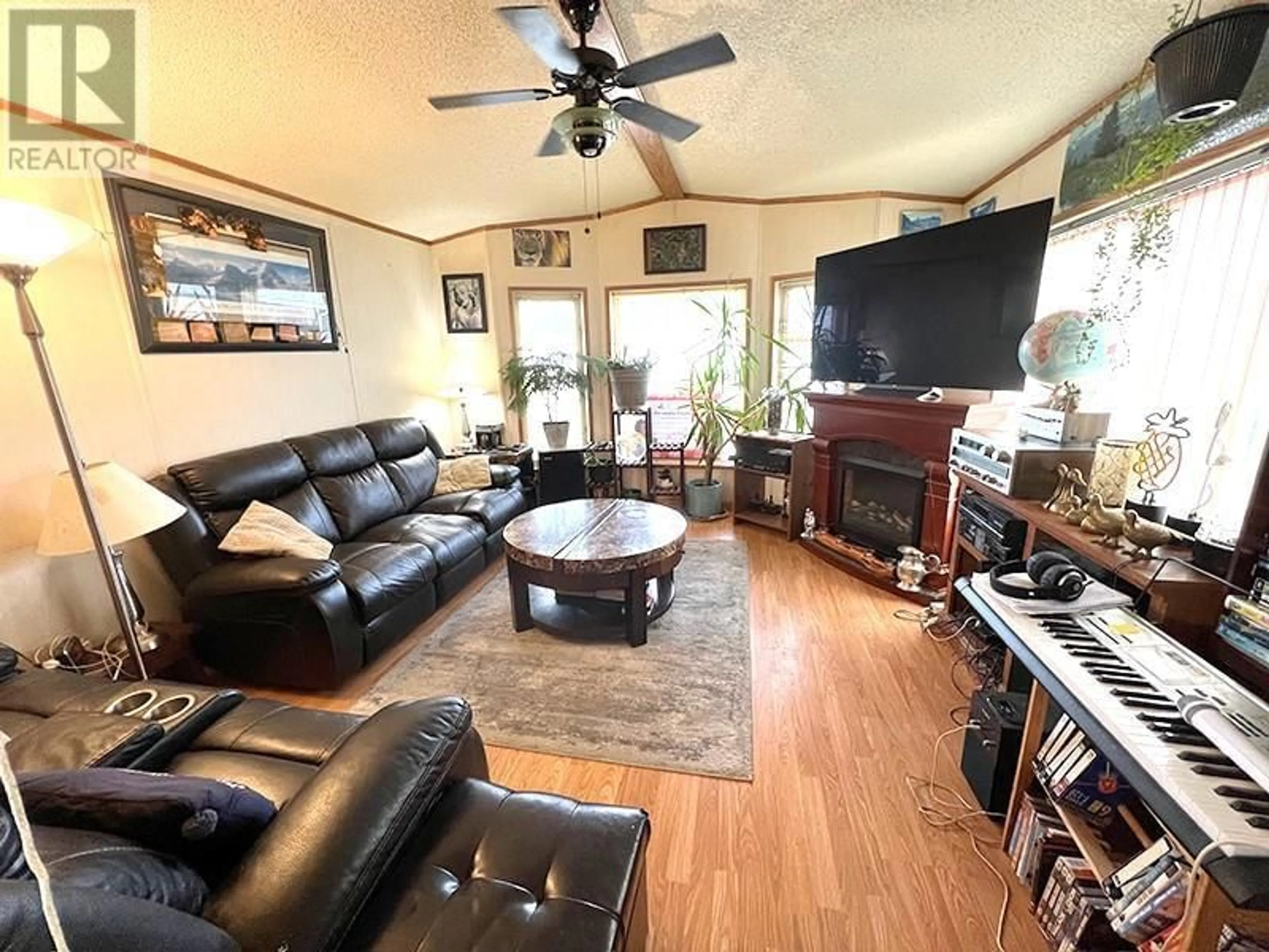 Living room with furniture, unknown for 14 PLUTO Drive, Kamloops British Columbia V2H1T7