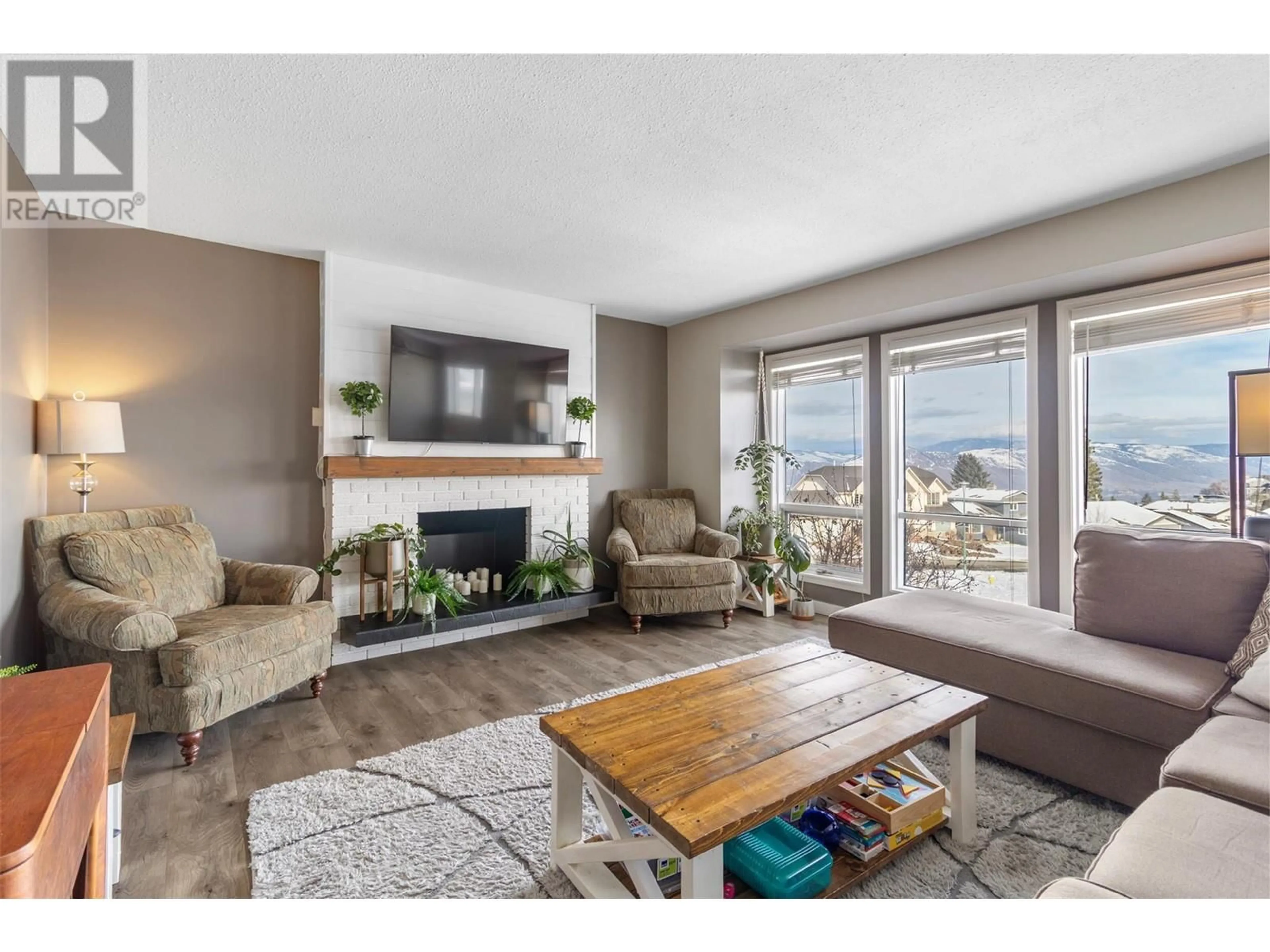 Living room with furniture, wood/laminate floor for 782 Gifford Court, Kamloops British Columbia V1S1K4