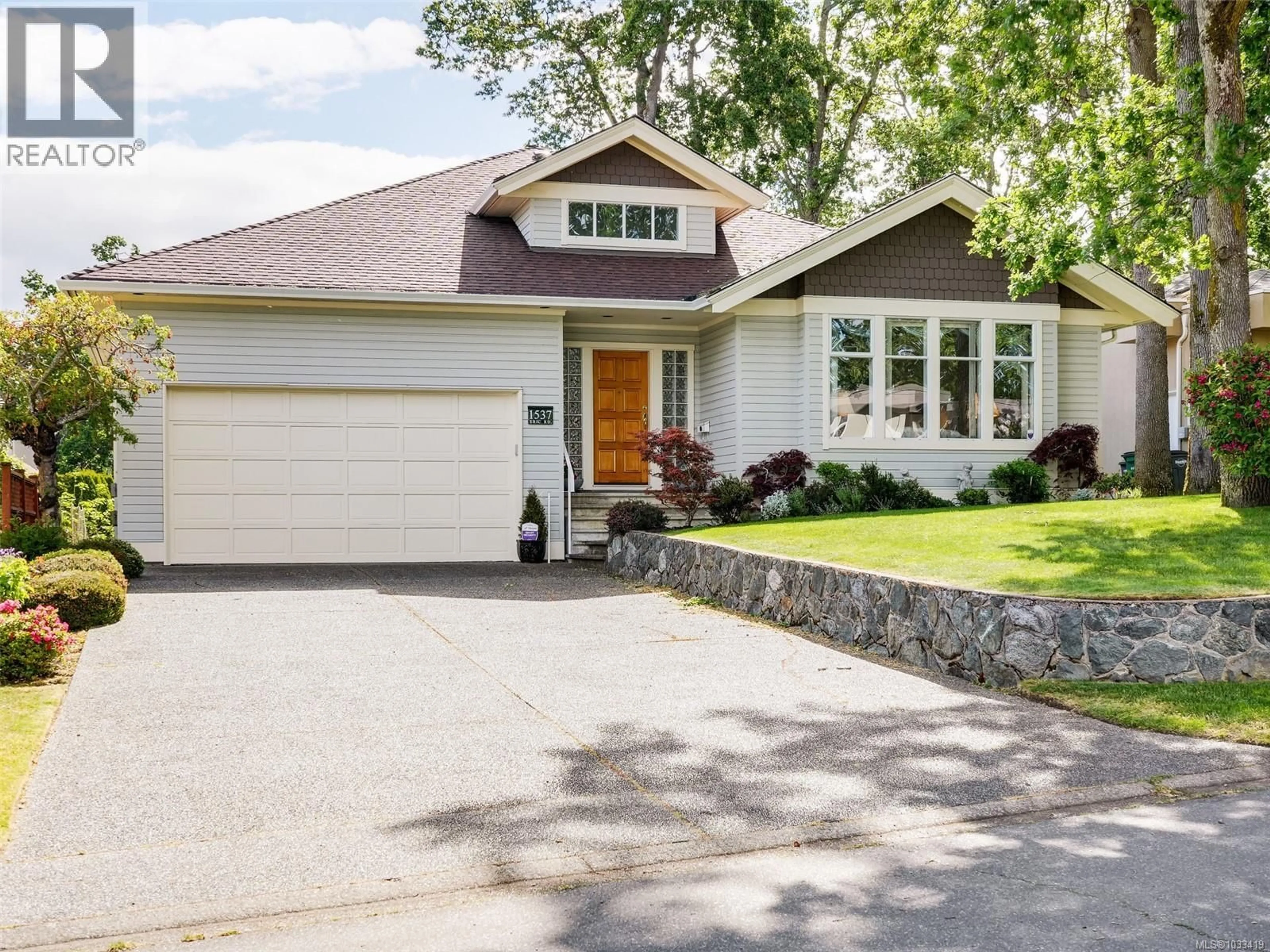 Home with vinyl exterior material, street for 1537 ERIC ROAD, Saanich British Columbia V8N5Y6