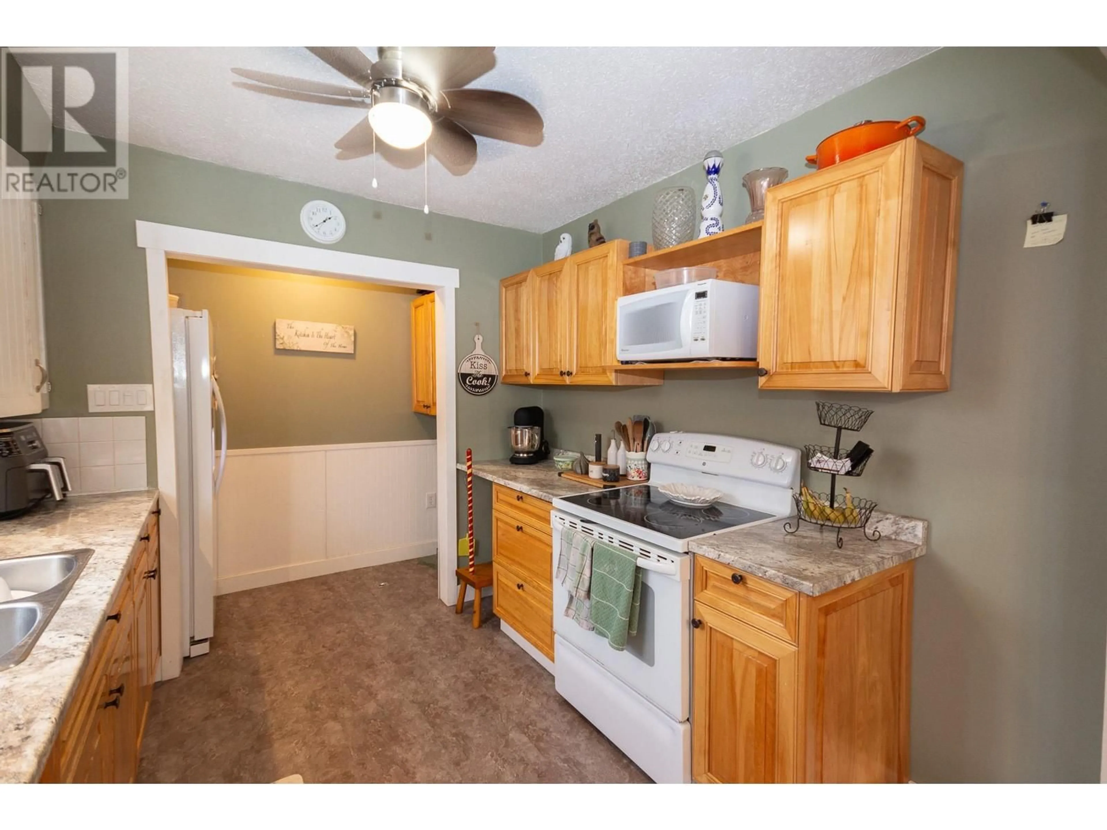 Standard kitchen, unknown for 300 100A Avenue, Dawson Creek British Columbia V1G1X4