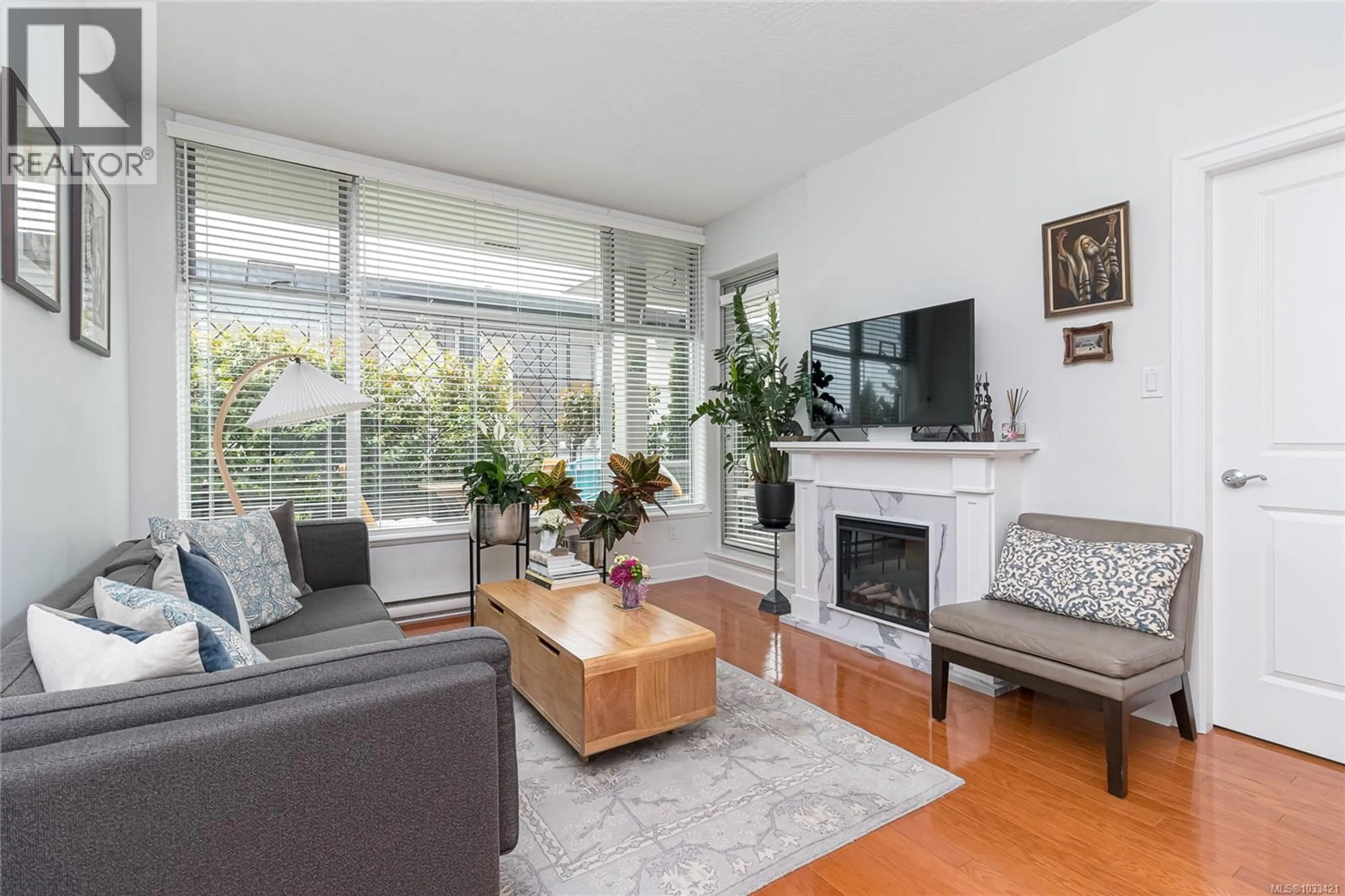 Living room with furniture, unknown for 206 - 1831 OAK BAY AVENUE, Victoria British Columbia V8R1C3