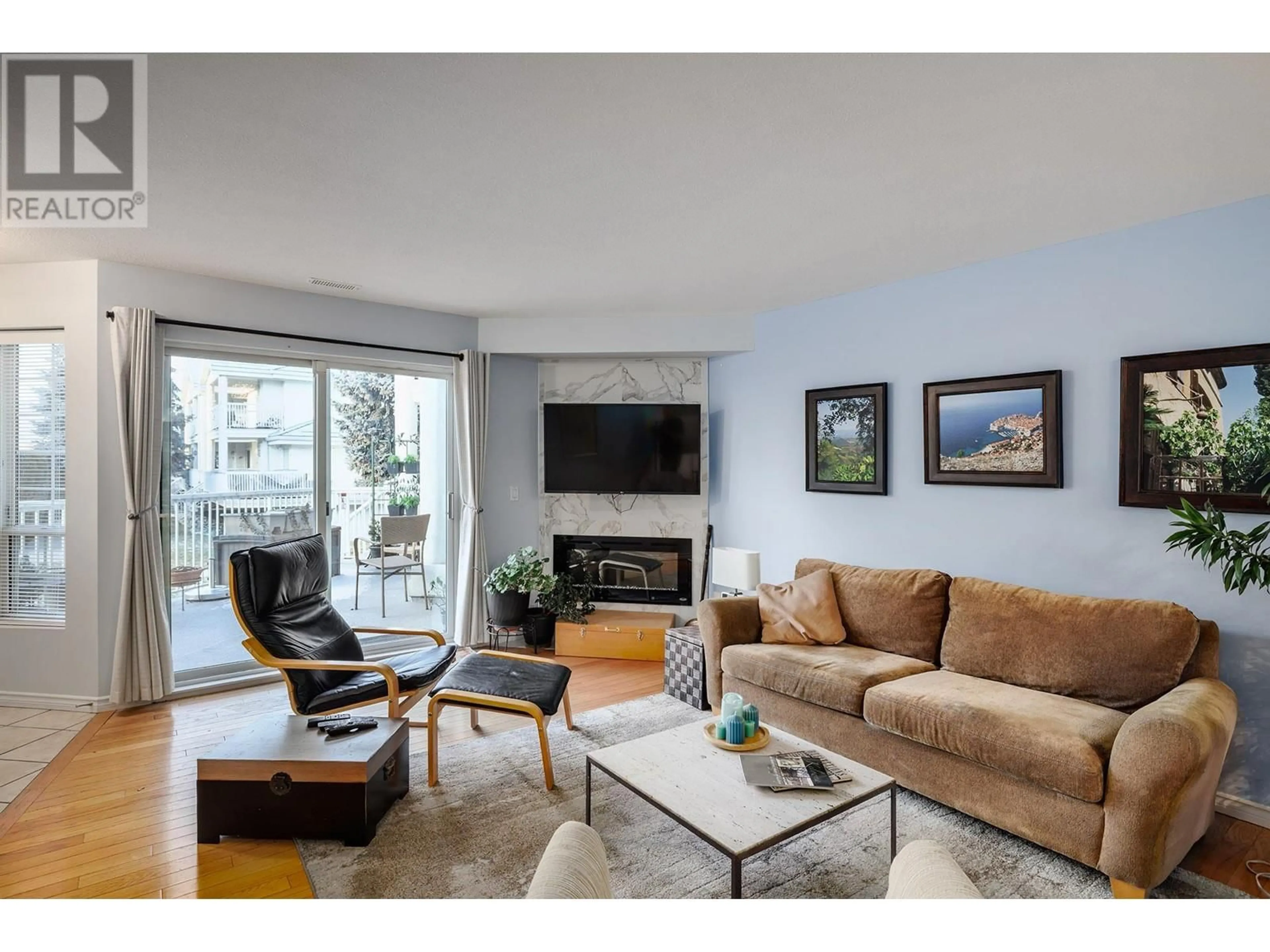 Living room with furniture, wood/laminate floor for 131 - 1200 CAMERON AVENUE, Kelowna British Columbia V1W4T2
