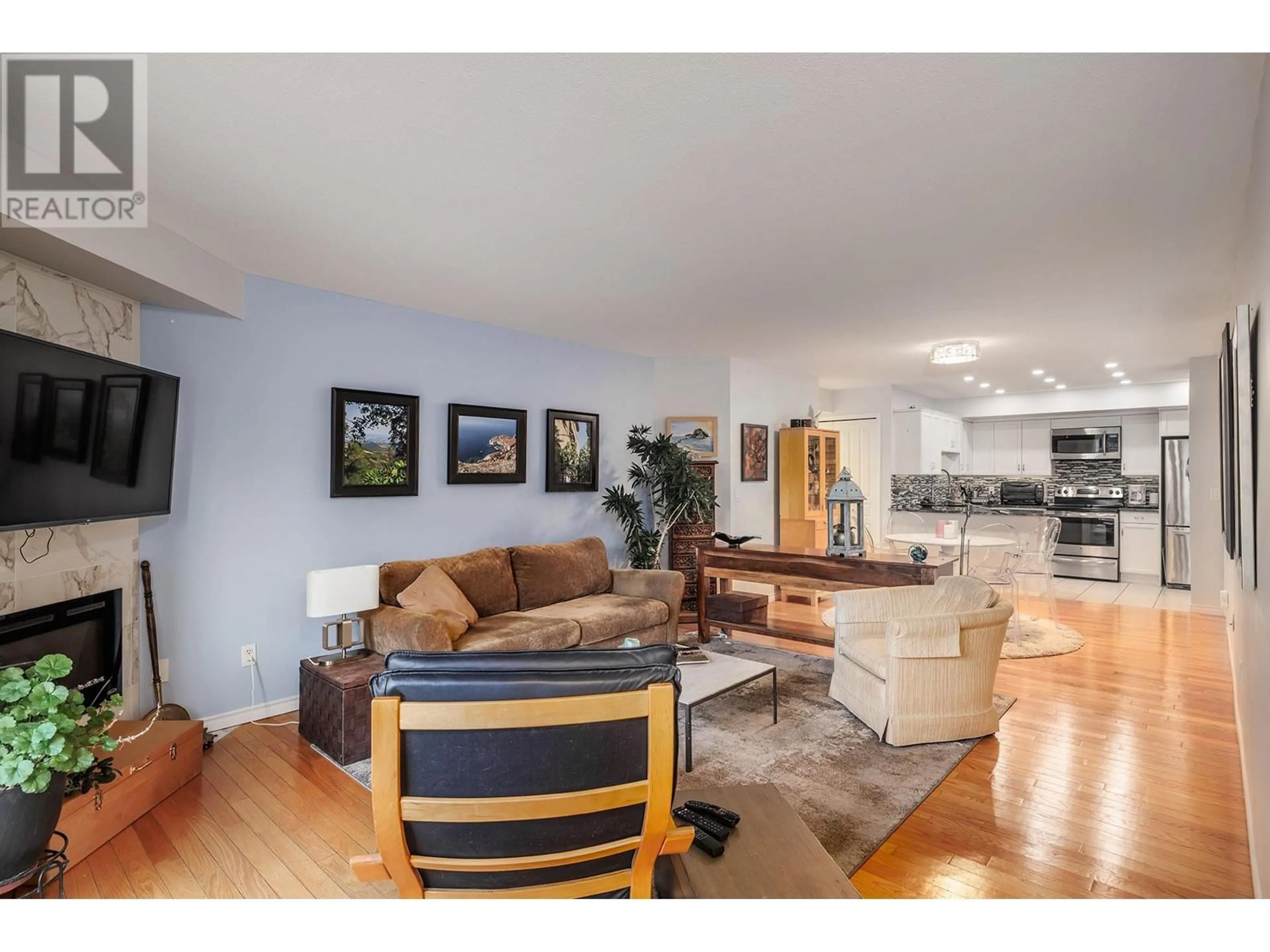 Living room with furniture, wood/laminate floor for 131 - 1200 CAMERON AVENUE, Kelowna British Columbia V1W4T2