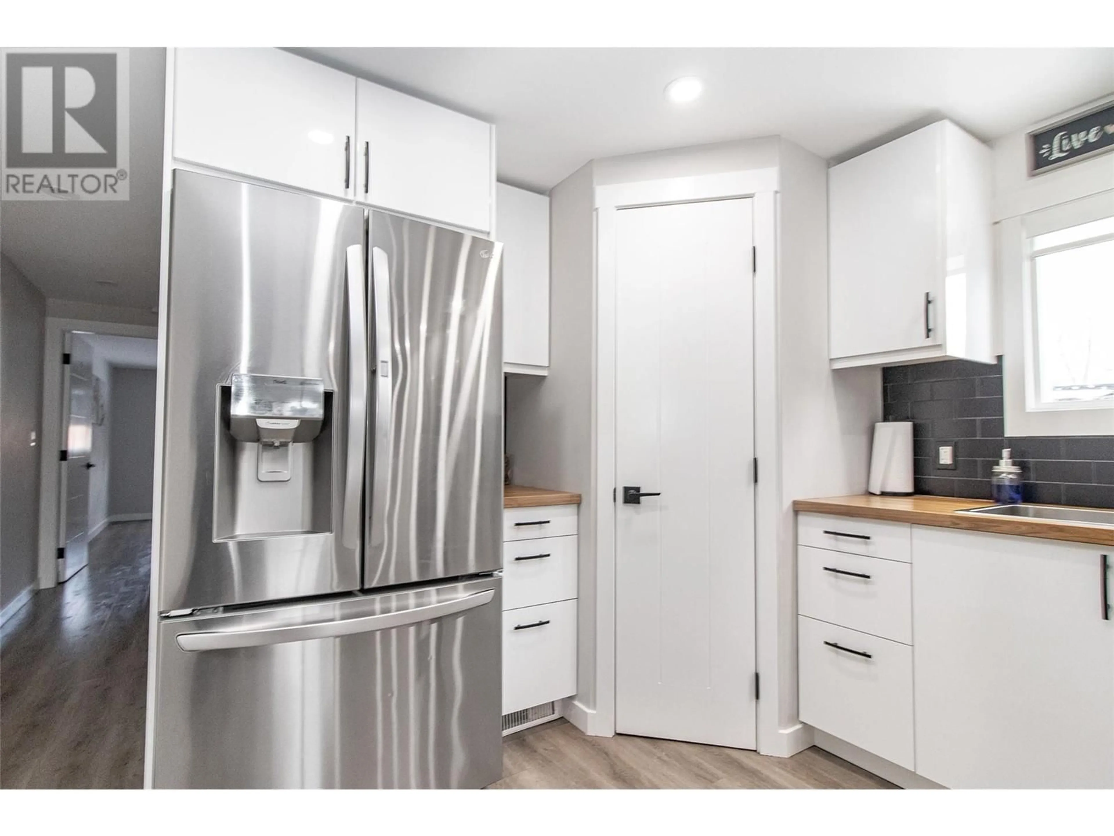 Open concept kitchen, wood/laminate floor for 41 - 2065 BOUCHERIE ROAD, West Kelowna British Columbia V4T2A8