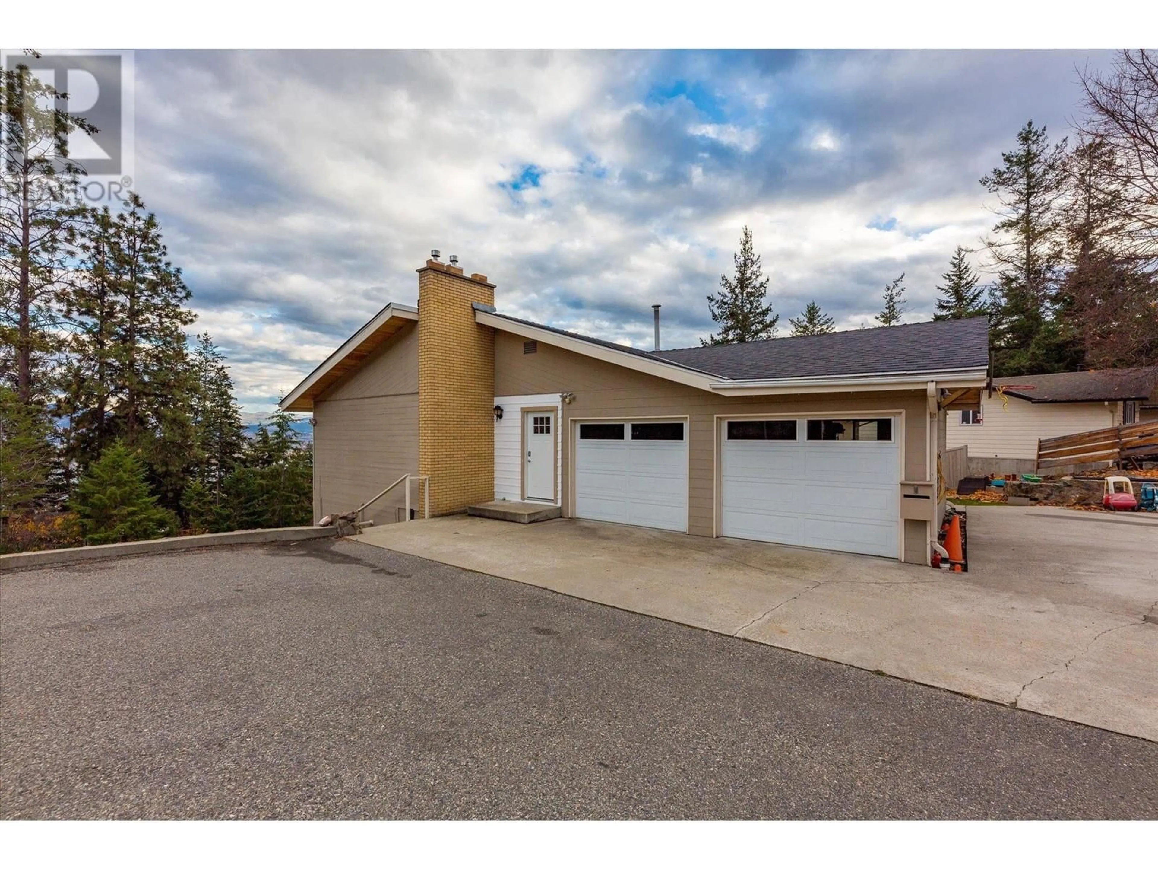 Indoor garage for 1572 Parkinson Road, West Kelowna British Columbia V1Z2X2