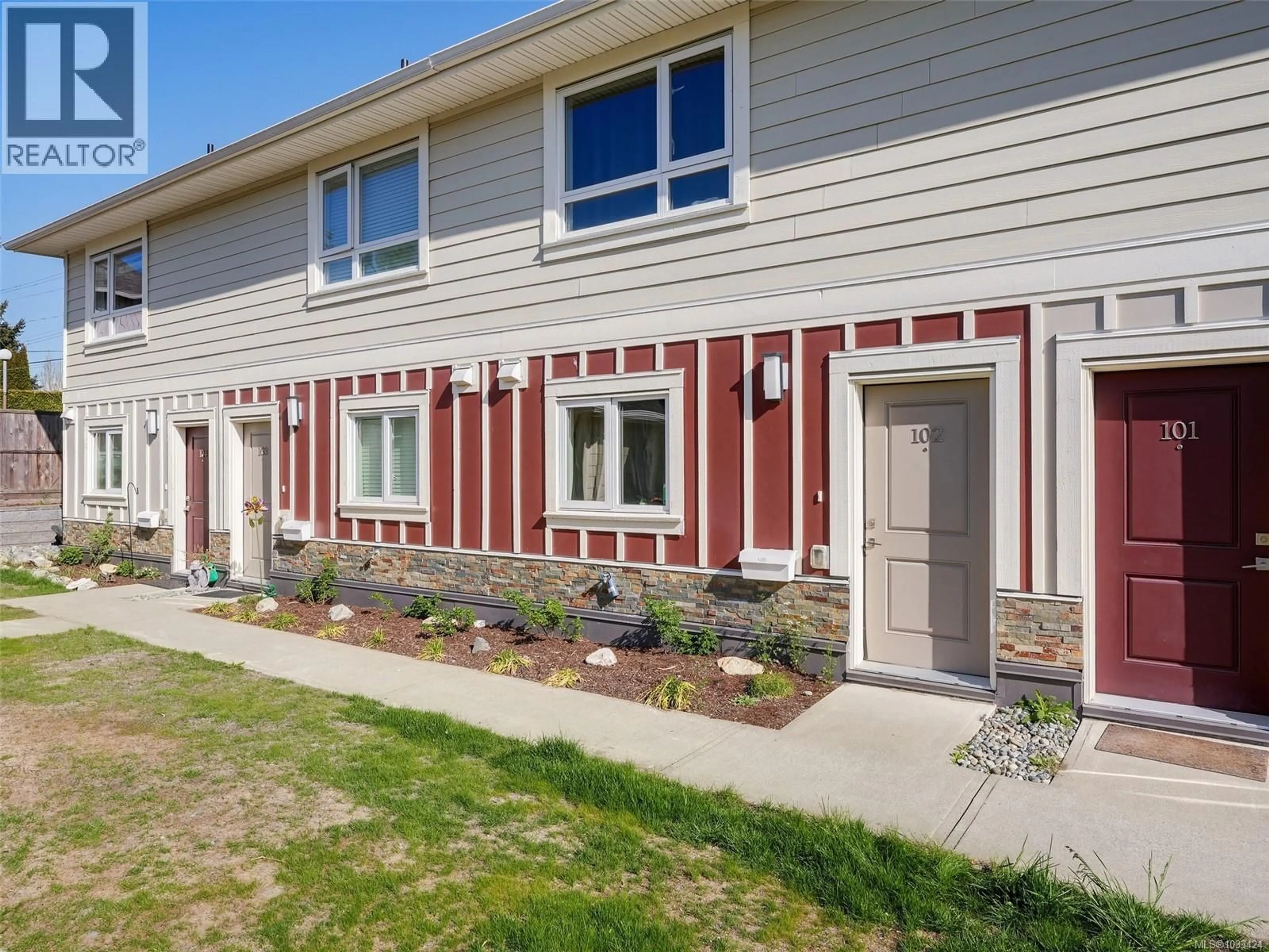 Home with vinyl exterior material, street for 102 - 3248 SHERMAN ROAD, Duncan British Columbia V9L4B4