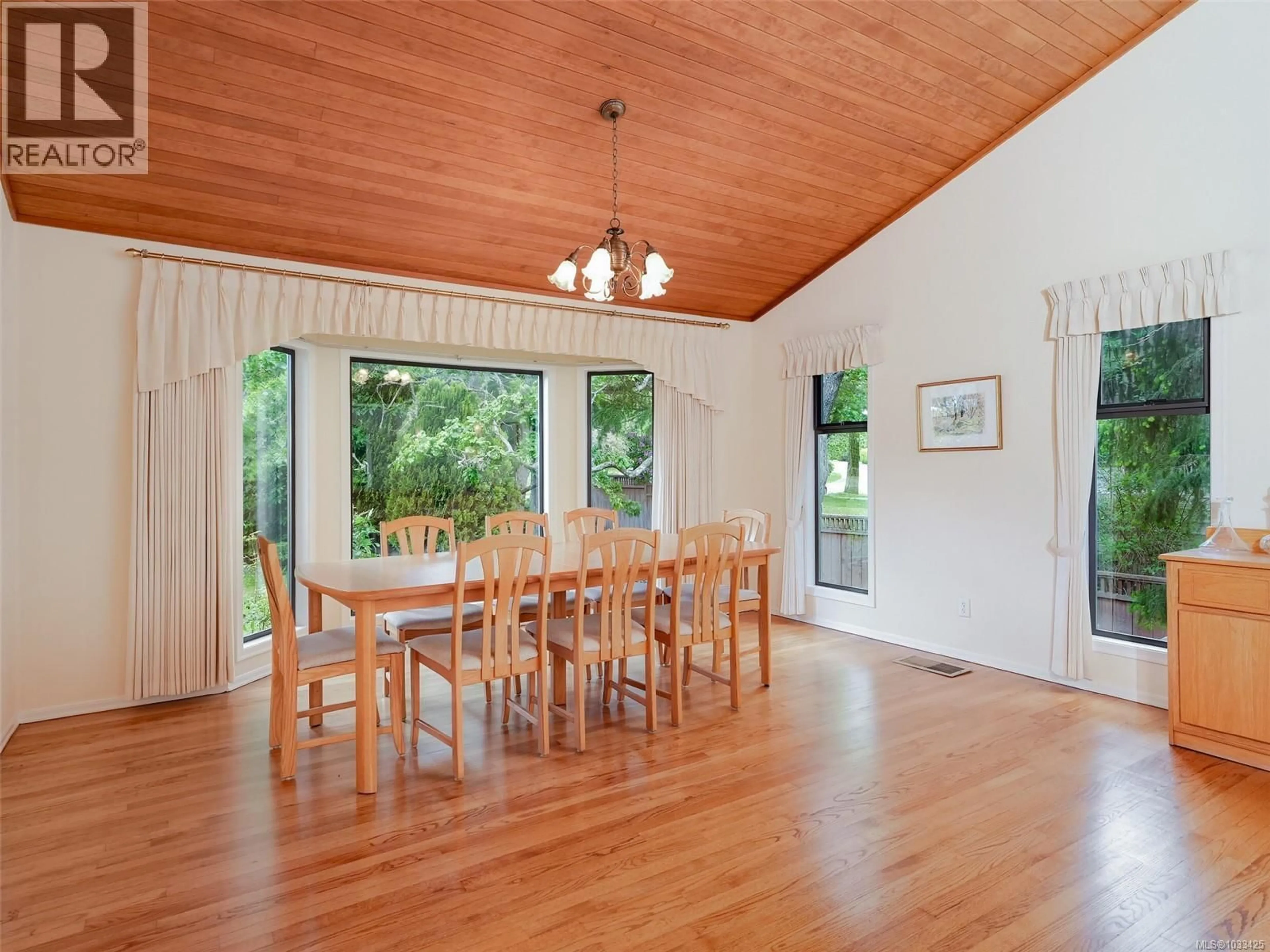 Dining room, wood/laminate floor for 2797 ARBUTUS ROAD, Saanich British Columbia V8N5X6
