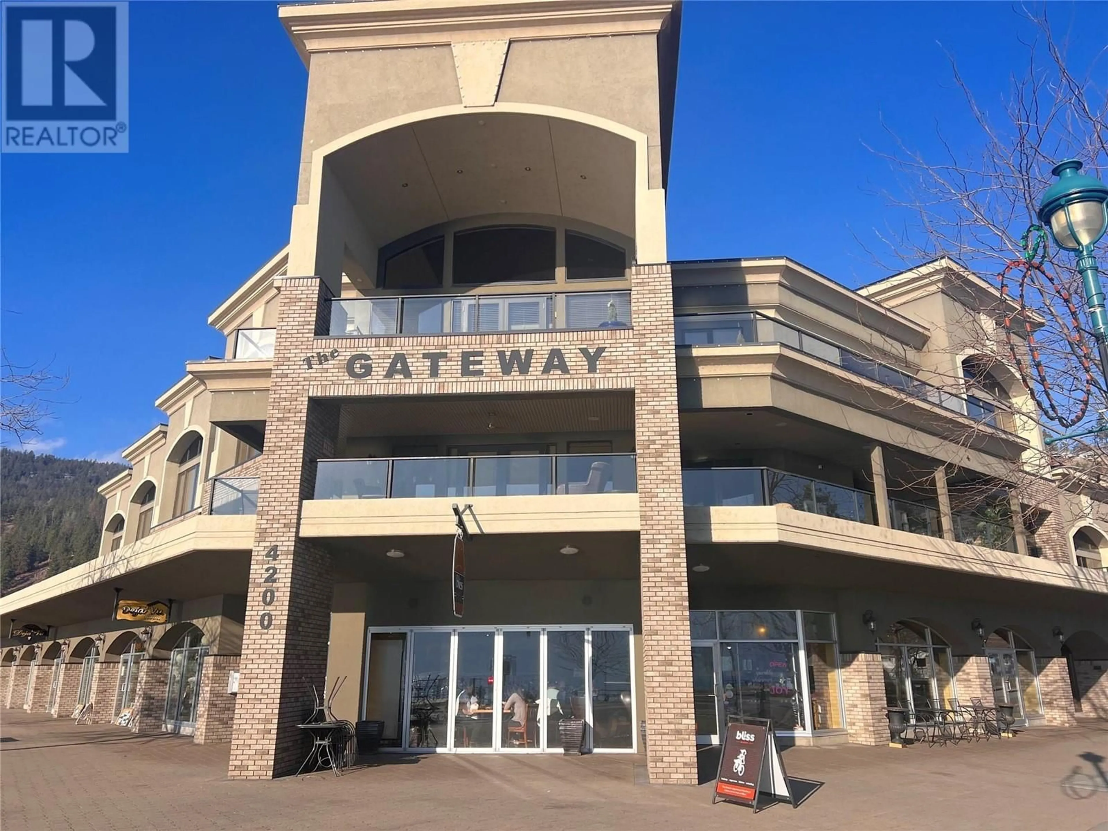 Indoor entryway for 305 - 4200 BEACH AVENUE, Peachland British Columbia V0H1X6