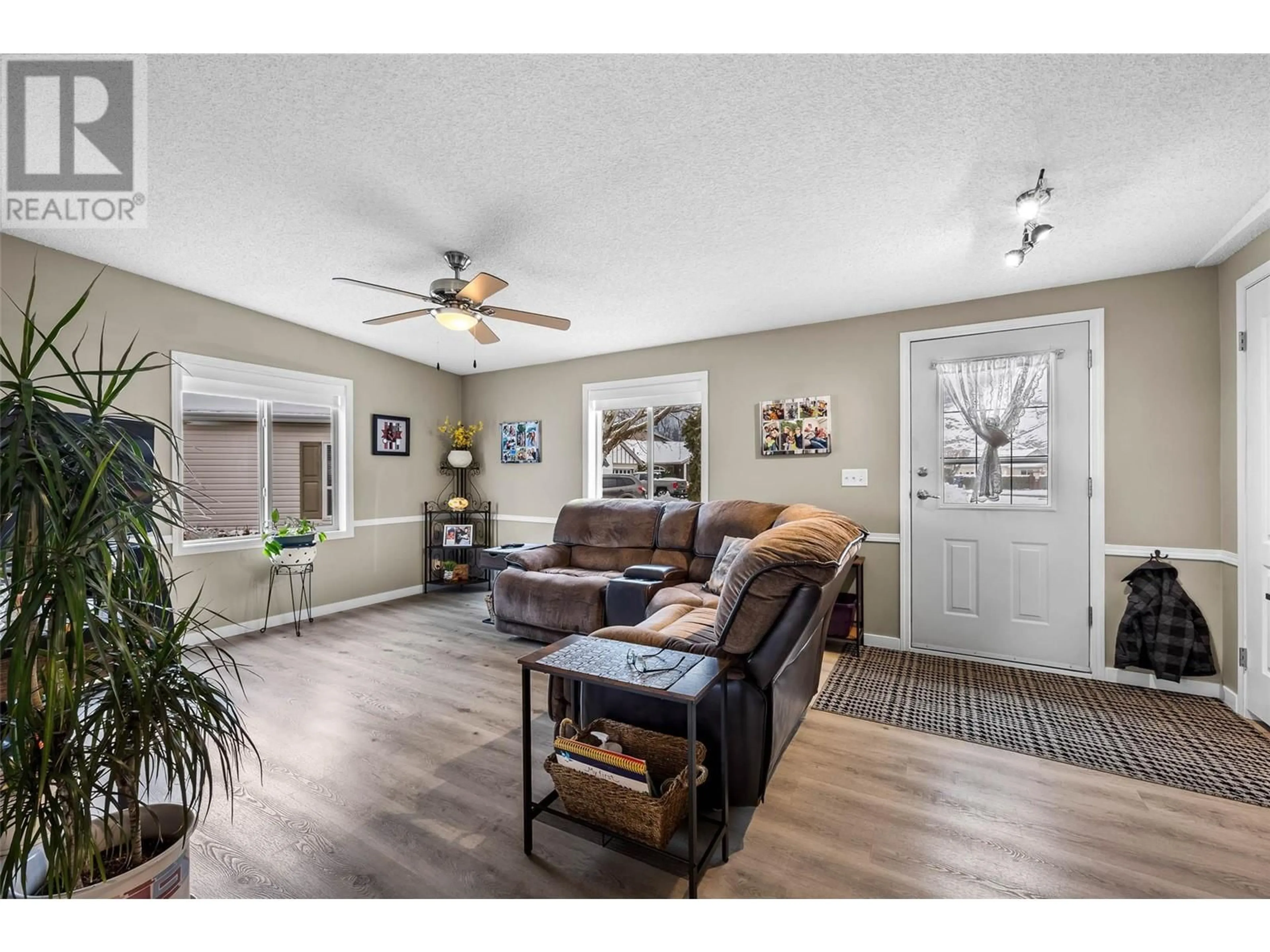 Living room with furniture, wood/laminate floor for 122 LEIGHTON Place, Chase British Columbia V0E1M0