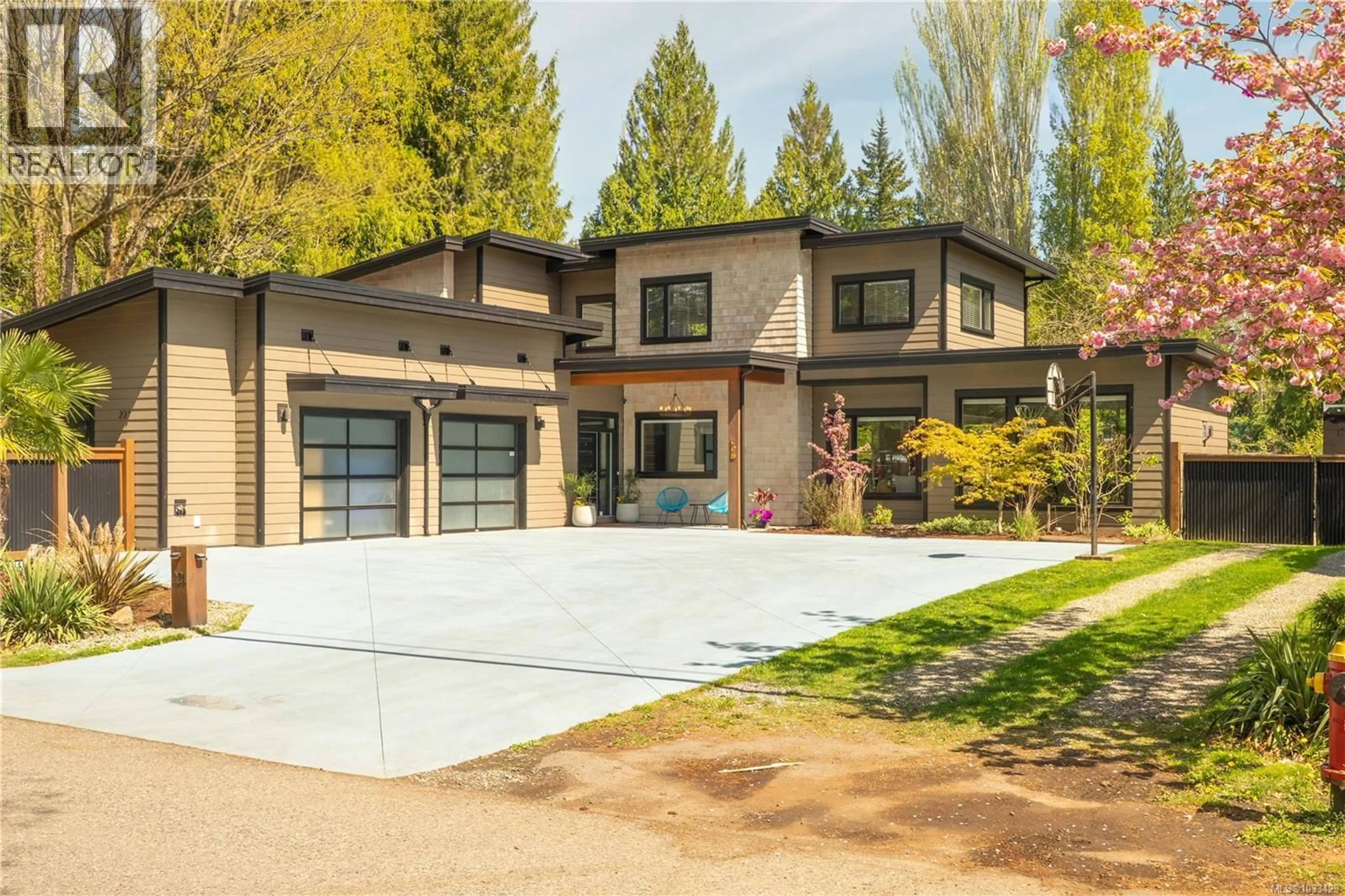 Home with vinyl exterior material, street for 221 HOLLAND ROAD, Nanaimo British Columbia V9R6W2