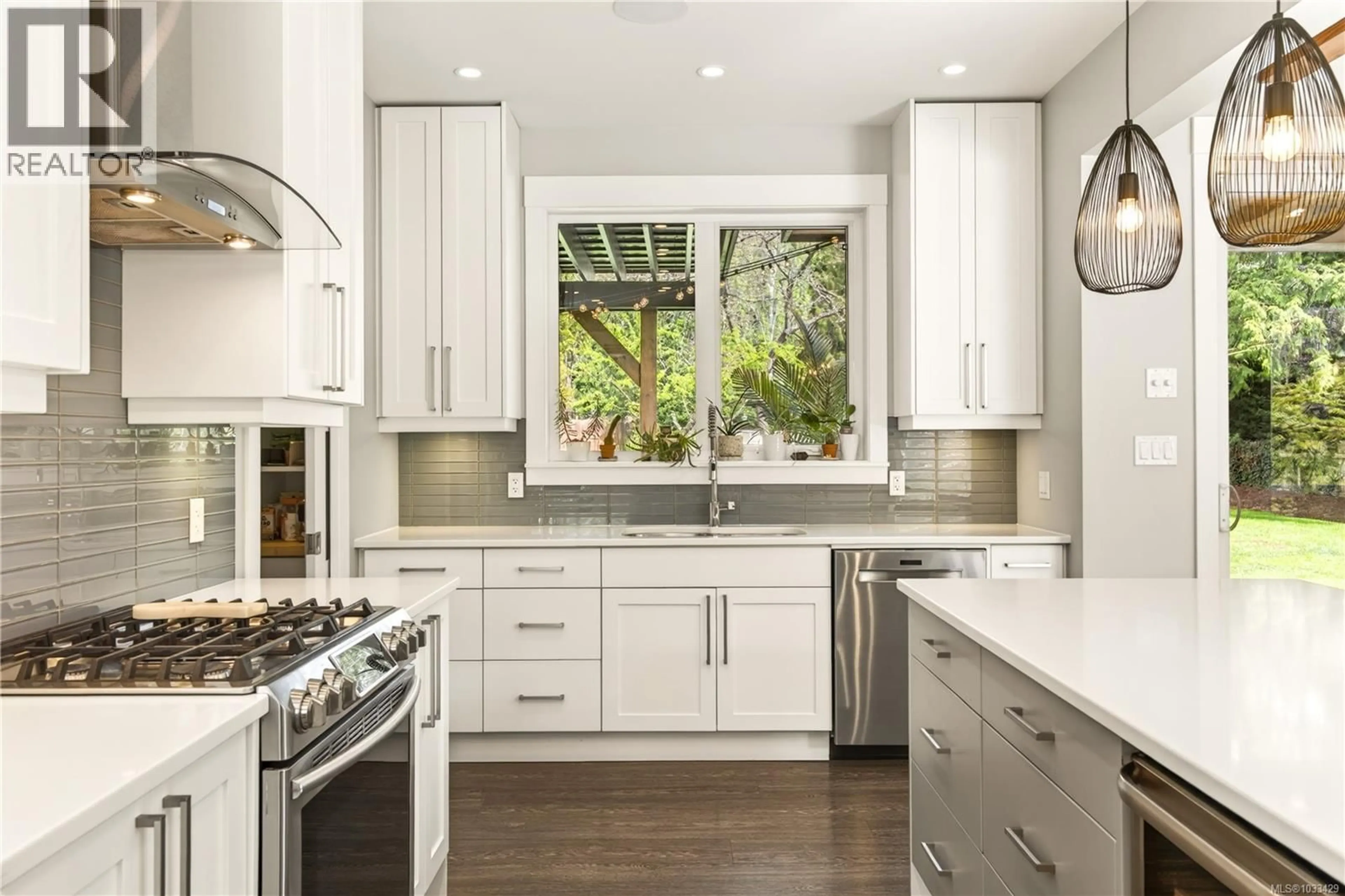 Contemporary kitchen, unknown for 221 HOLLAND ROAD, Nanaimo British Columbia V9R6W2