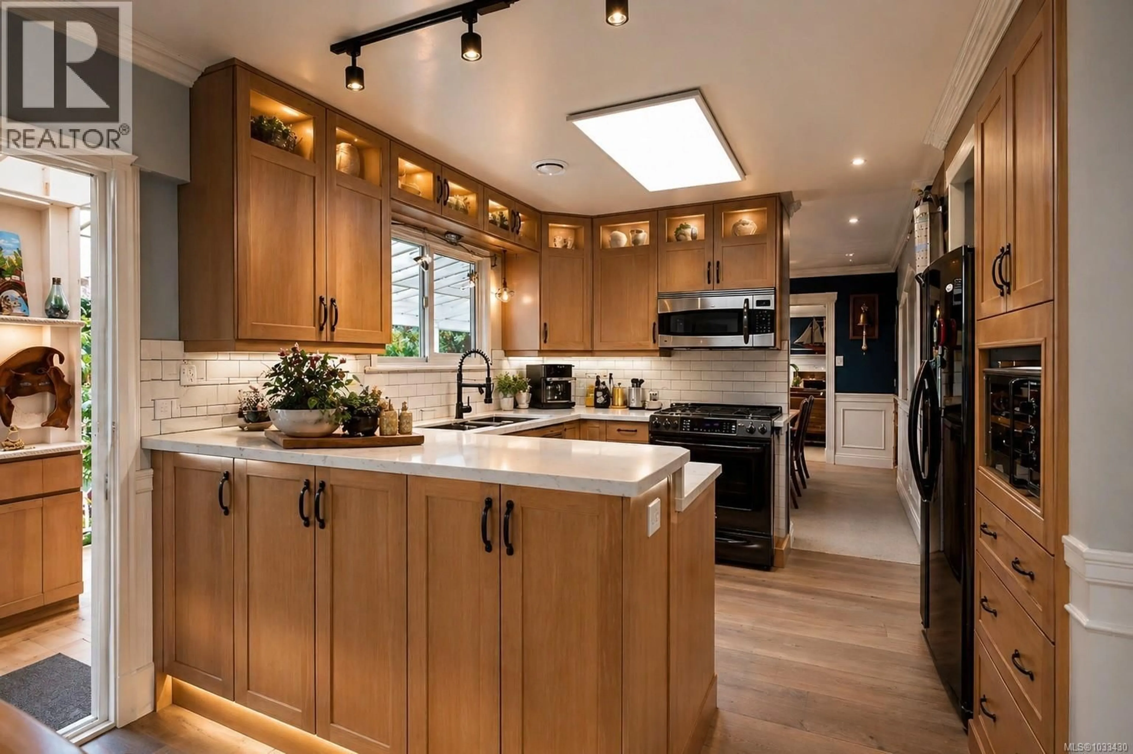 Contemporary kitchen, wood/laminate floor for 3320 HICKMAN PLACE, Nanaimo British Columbia V9T3Y1