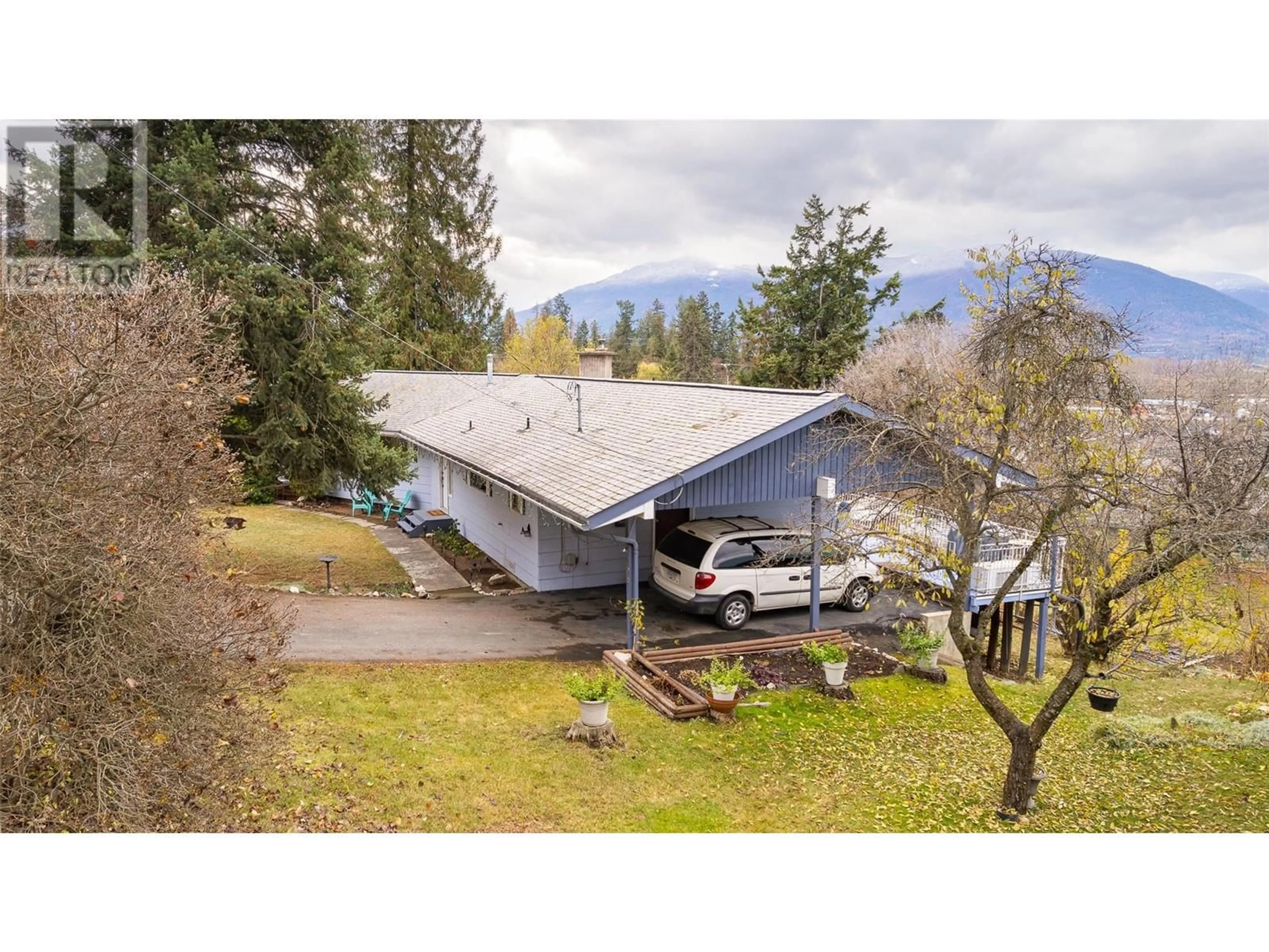 A pic from outside/outdoor area/front of a property/back of a property/a pic from drone, unknown for 205 5TH AVENUE NORTH, Creston British Columbia V0B1G3