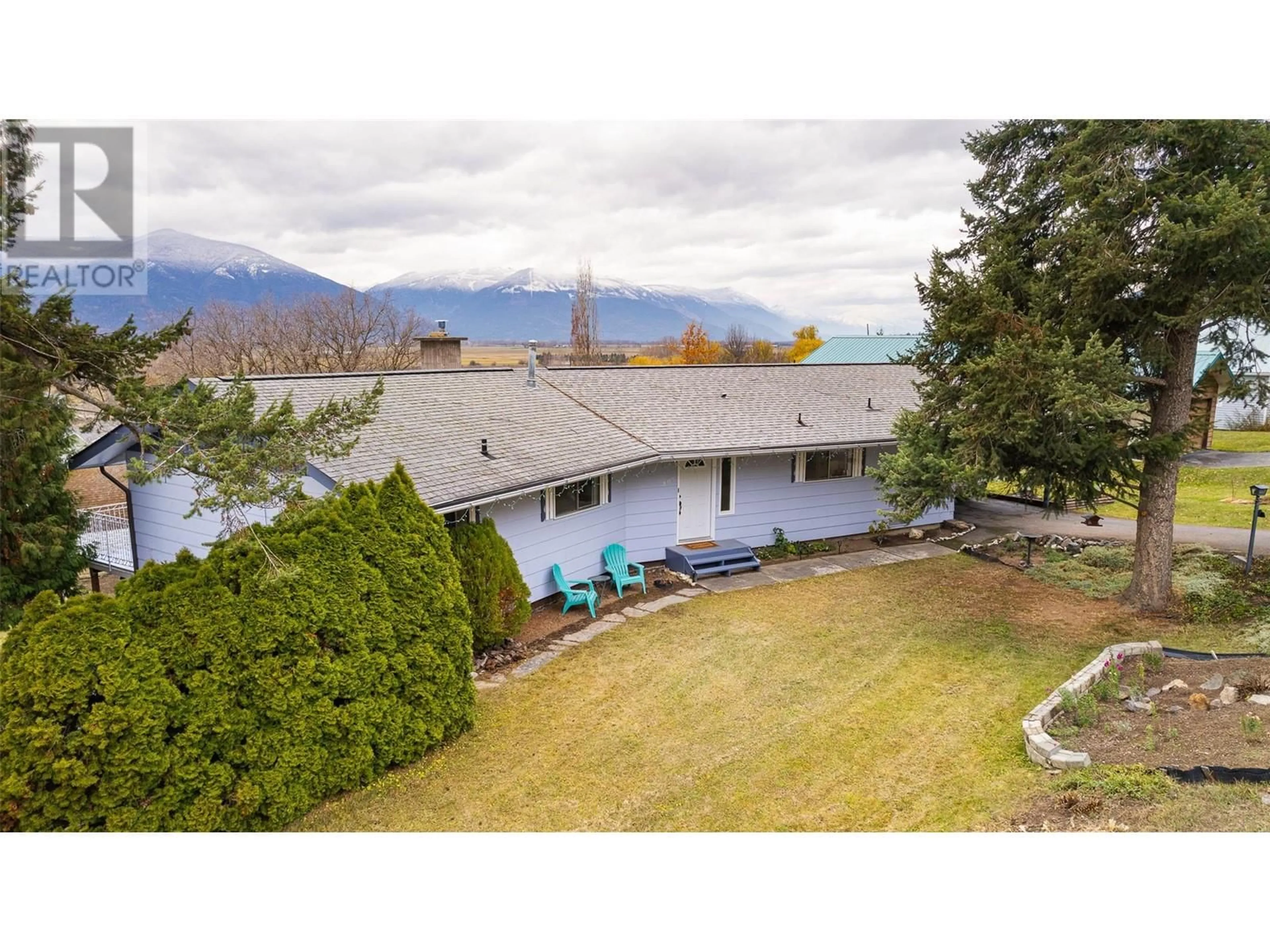 A pic from outside/outdoor area/front of a property/back of a property/a pic from drone, mountain view for 205 5th Avenue N, Creston British Columbia V0B1G3