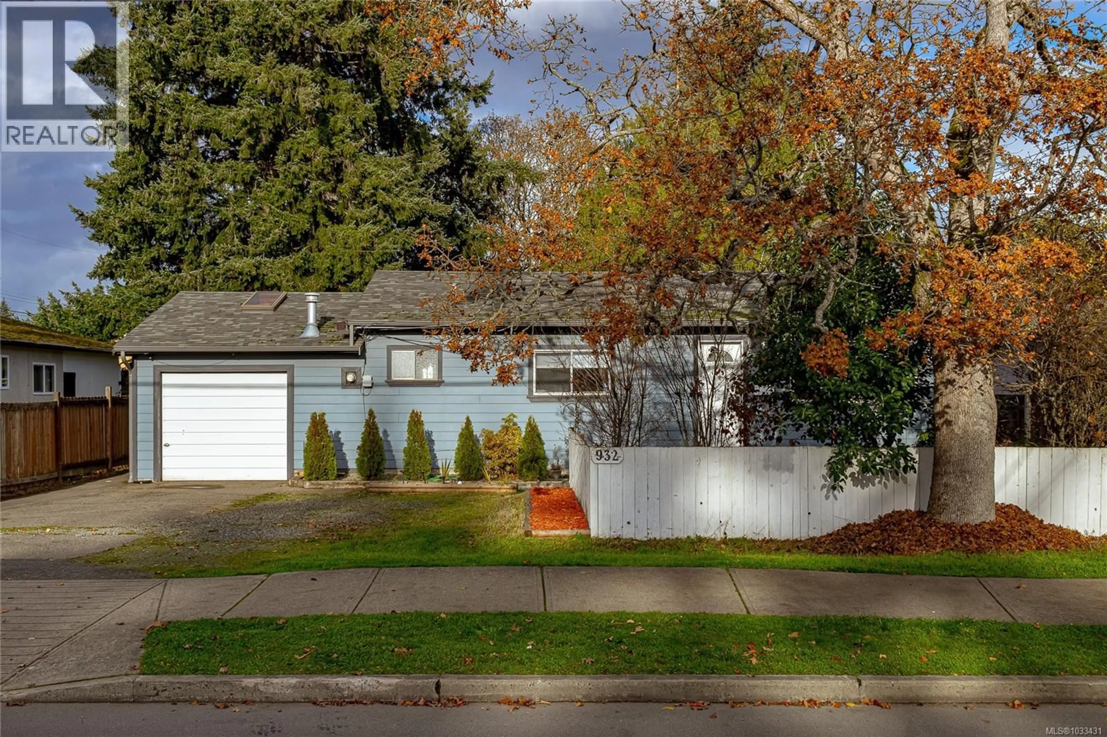 Home with vinyl exterior material, street for 932 BRAY AVENUE, Langford British Columbia V9B2T1