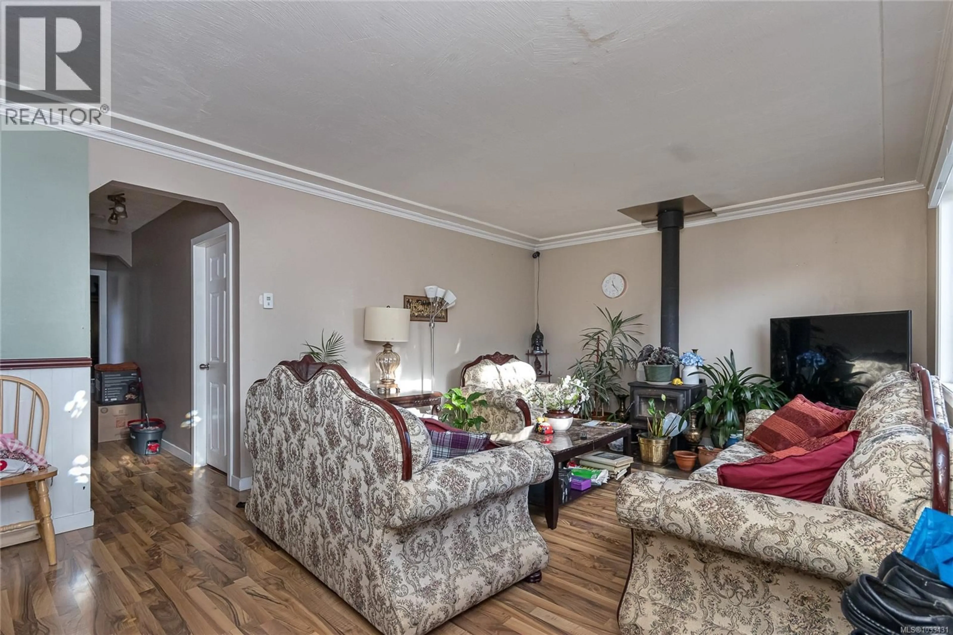 Living room with furniture, wood/laminate floor for 932 BRAY AVENUE, Langford British Columbia V9B2T1