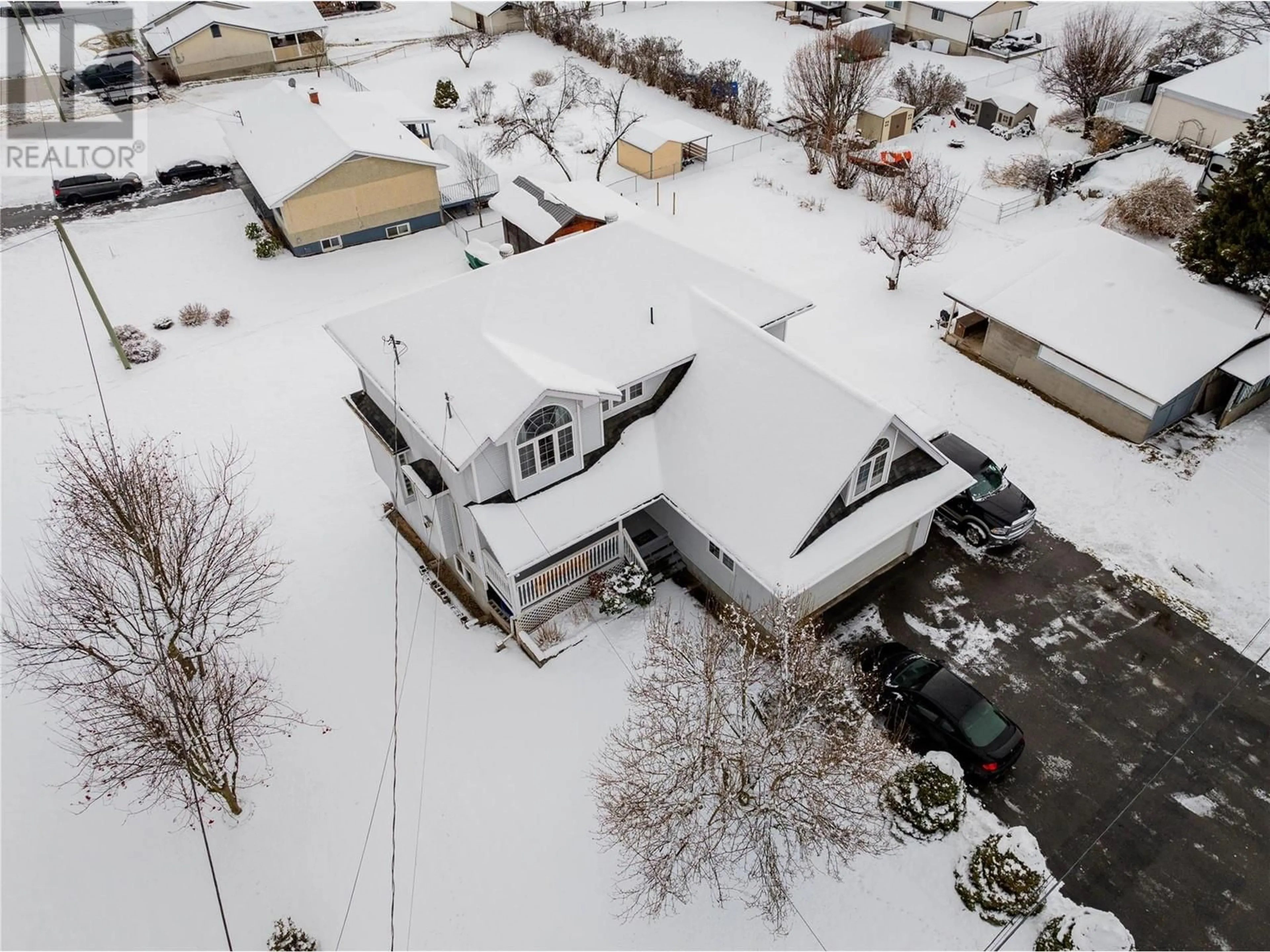 A pic from outside/outdoor area/front of a property/back of a property/a pic from drone, street for 1058 REDBIRCH Road, Castlegar British Columbia V1N4T9