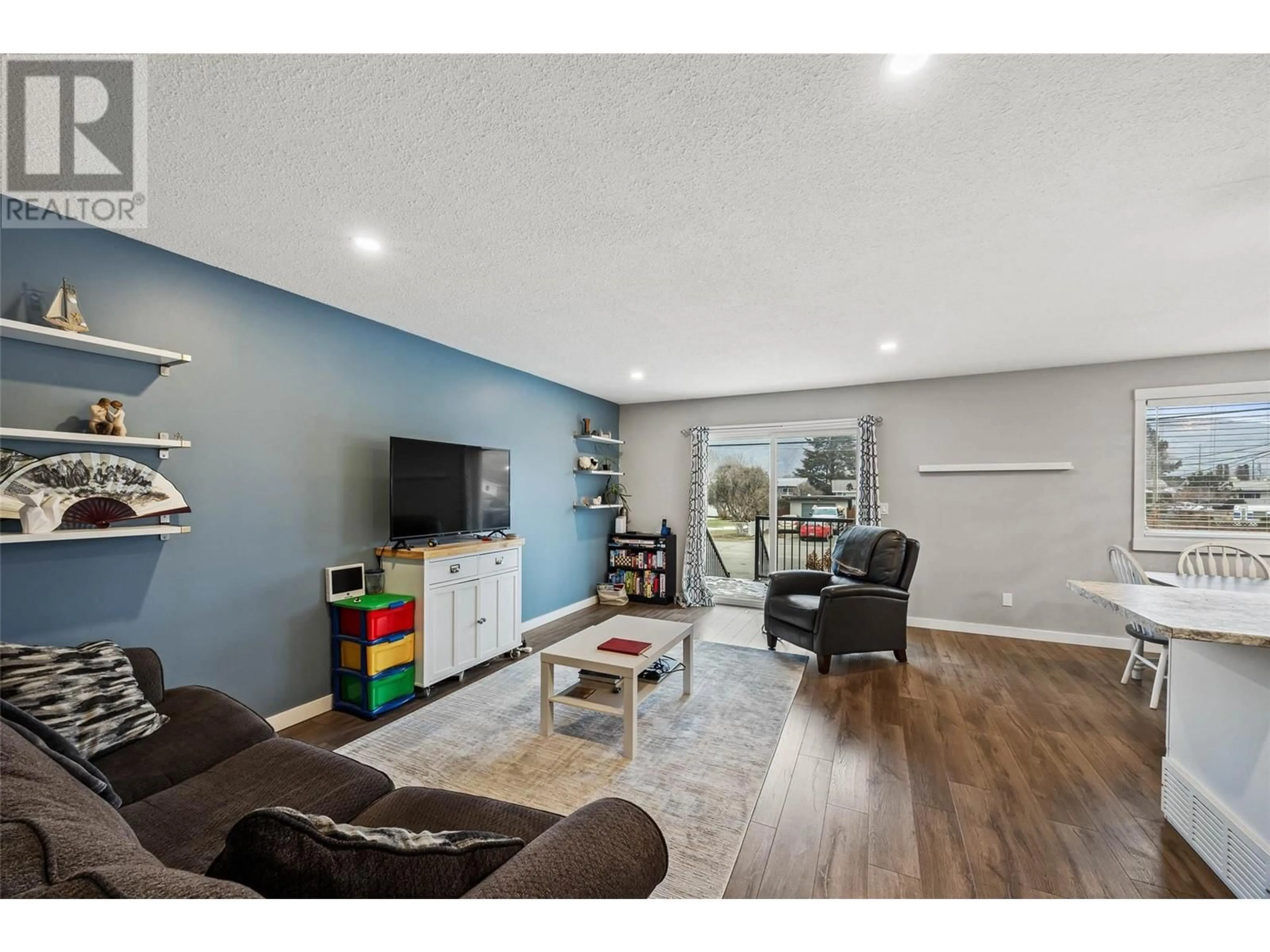 Living room with furniture, wood/laminate floor for 1635 GREENFIELD Avenue, Kamloops British Columbia V2B4N4