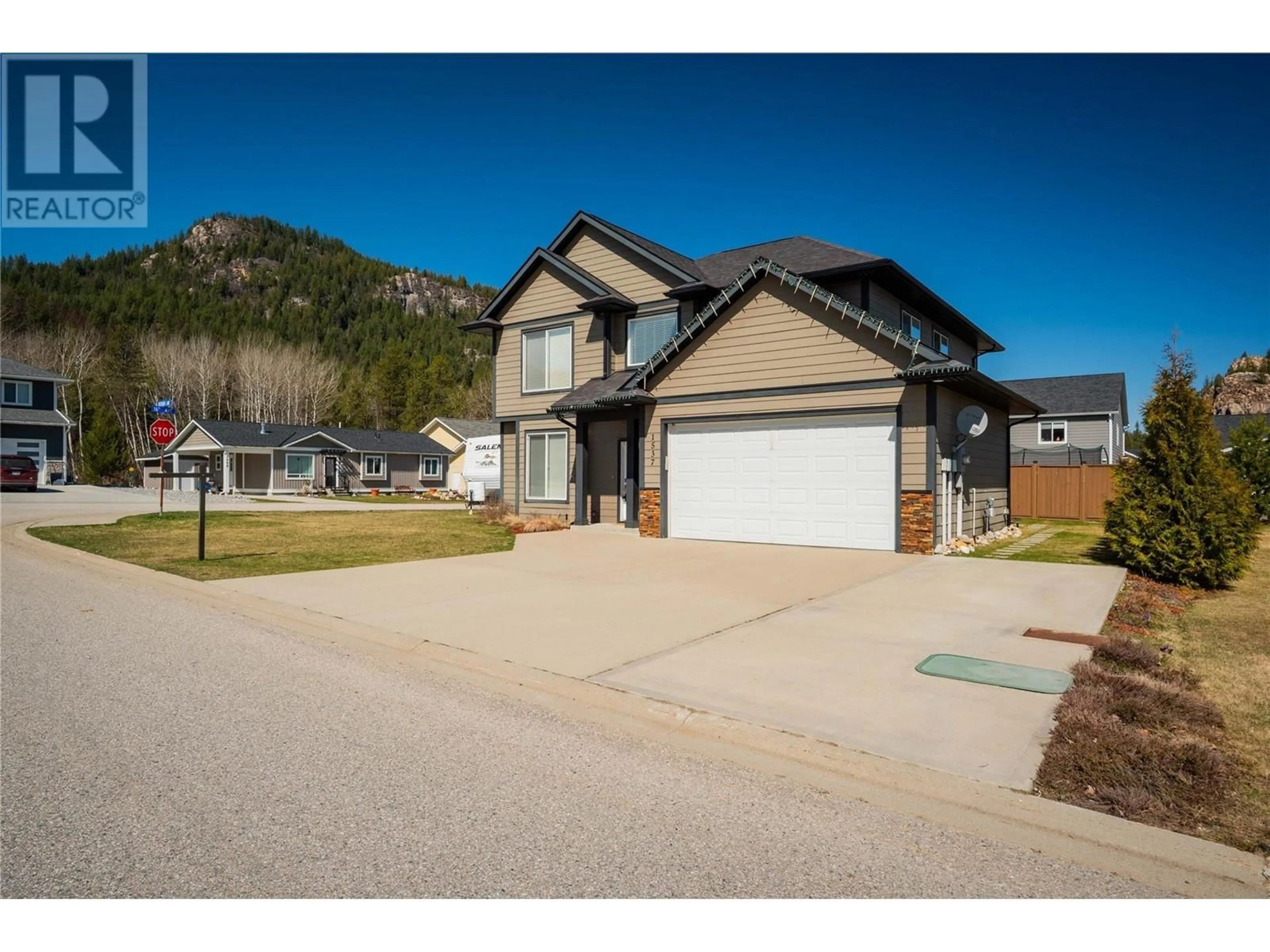 A pic from outside/outdoor area/front of a property/back of a property/a pic from drone, mountain view for 1537 ROSEWOOD LANE, Castlegar British Columbia V1N4X7